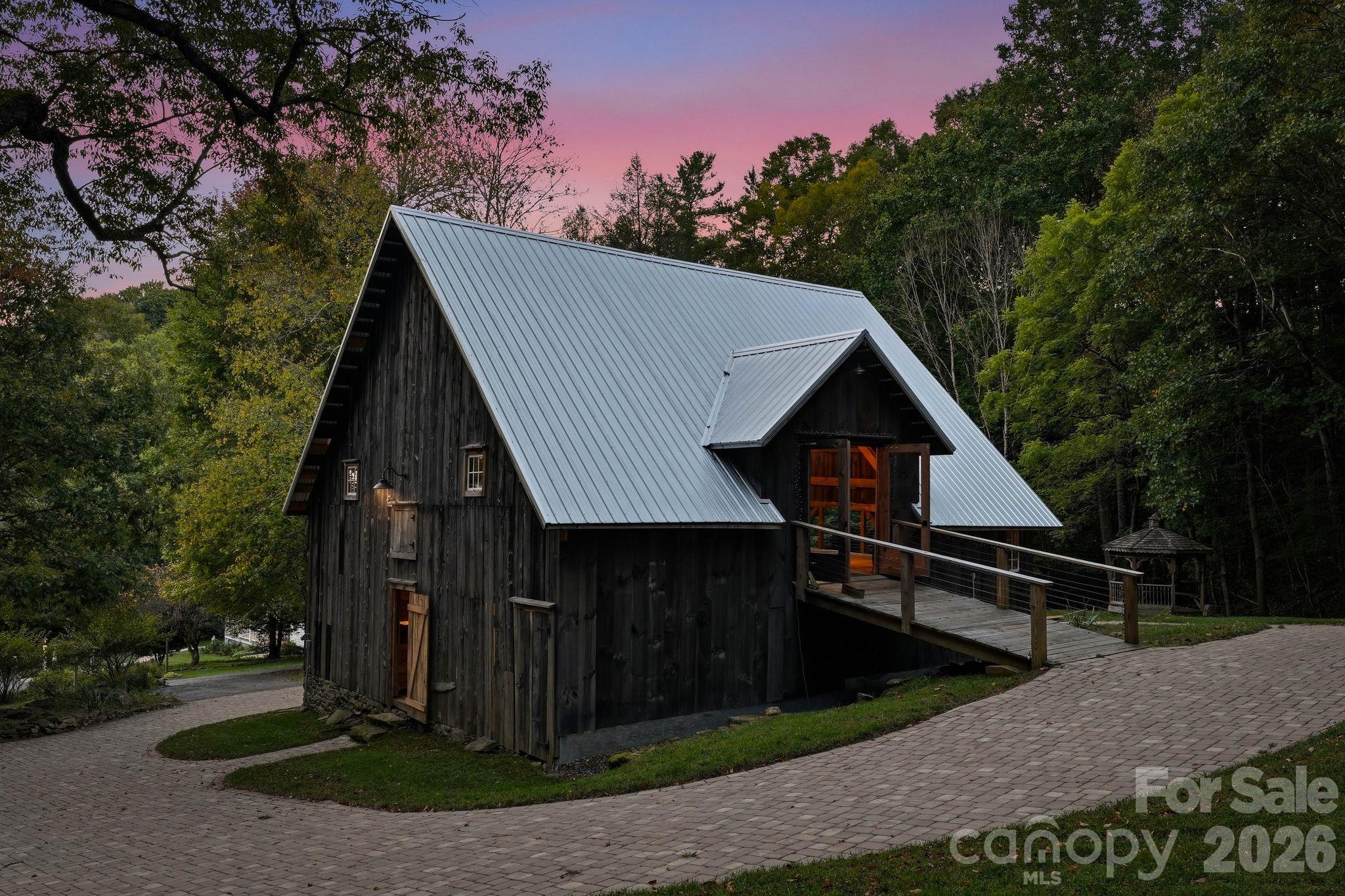 Event Barn - 404 Old Bristol Road, Boone