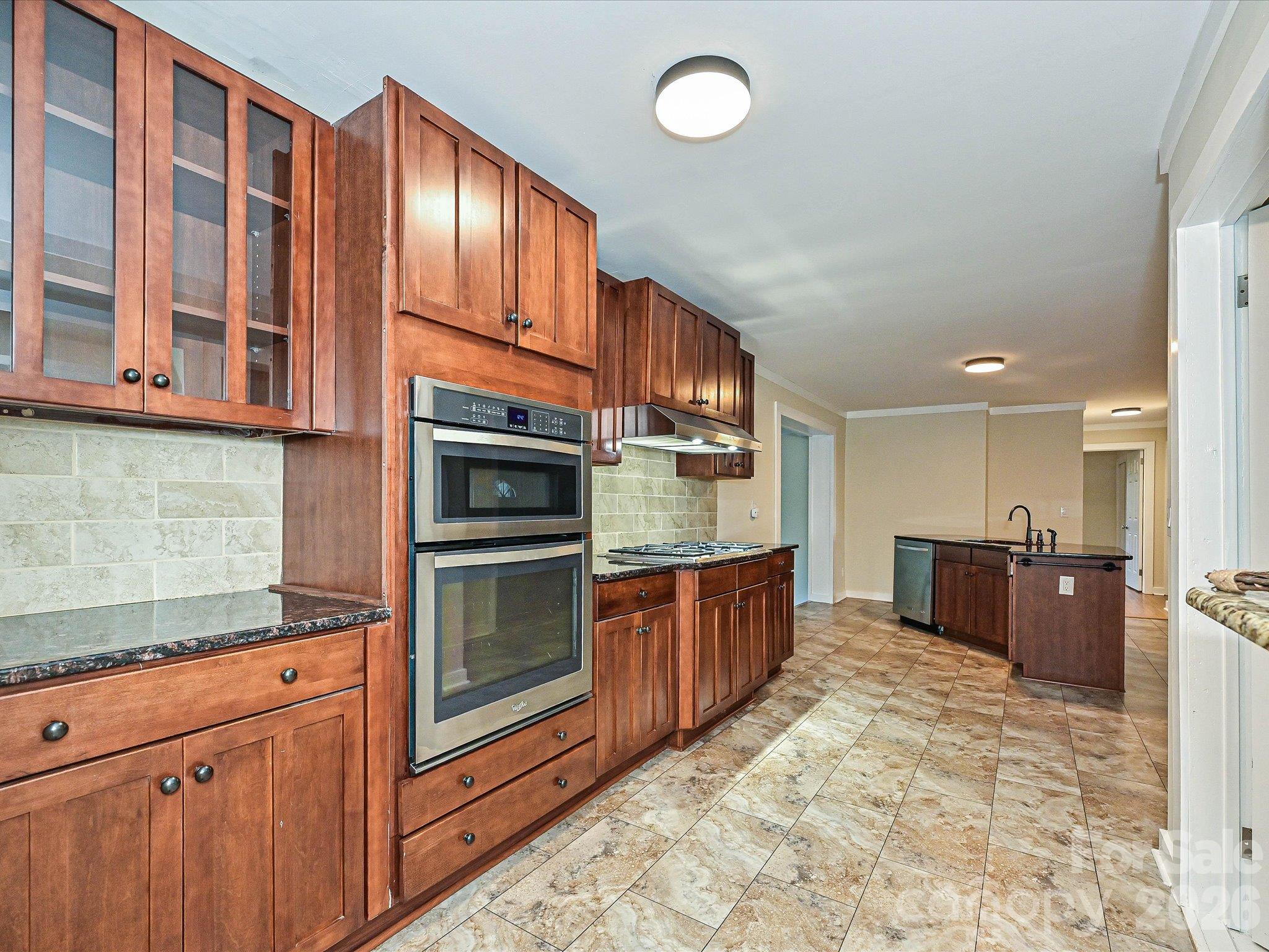 Kitchen w/ built in oven - 3115 Potter Road S, Waxhaw