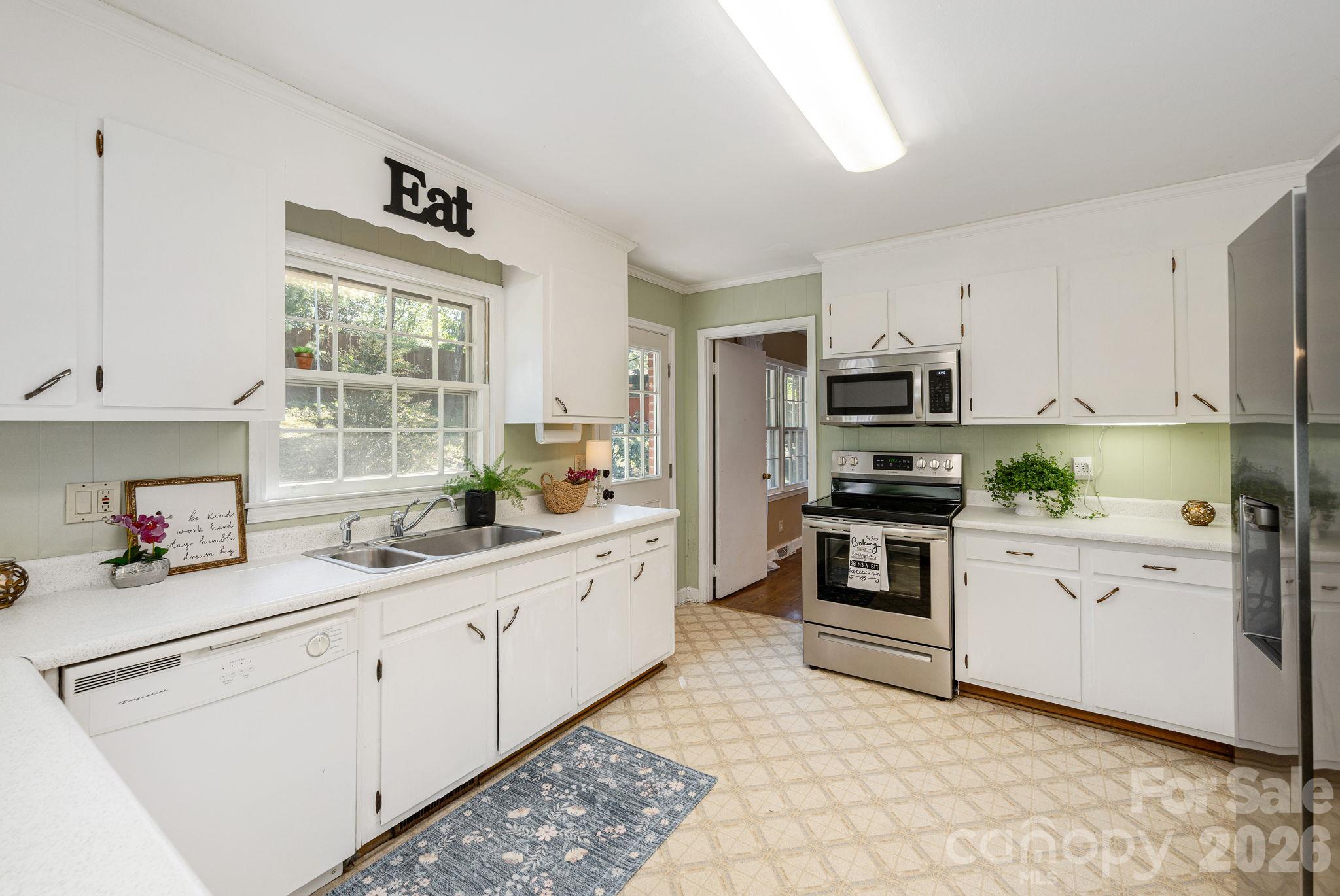 Large kitchen with adjoining breakfast area - 224 Lyndale Road, Hendersonville