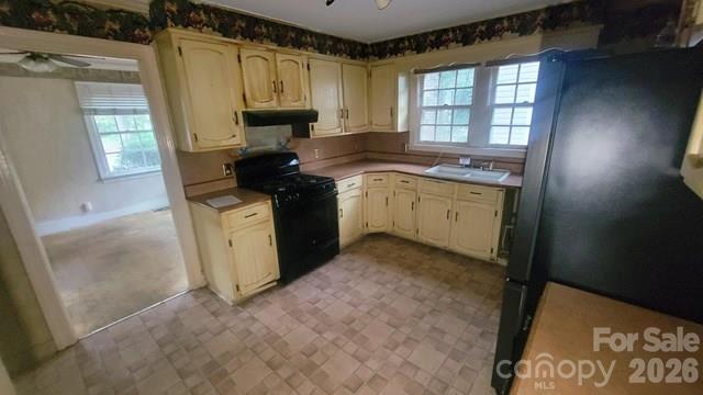 Single Family Residence at 910 W Mauney Avenue, Gastonia, photo 7 of 21