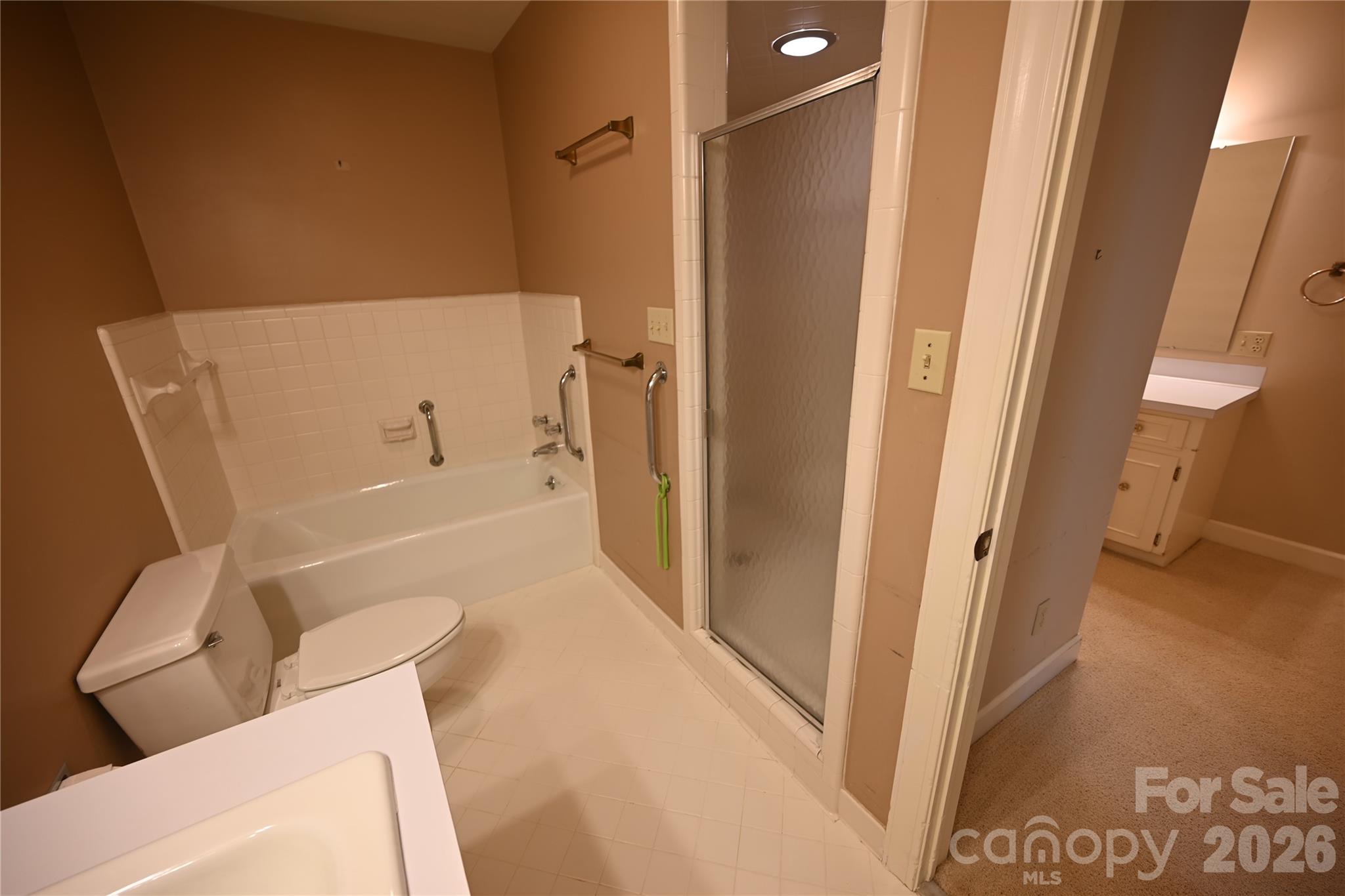 Main primary bath - 1308 Laurel Street NE, Valdese