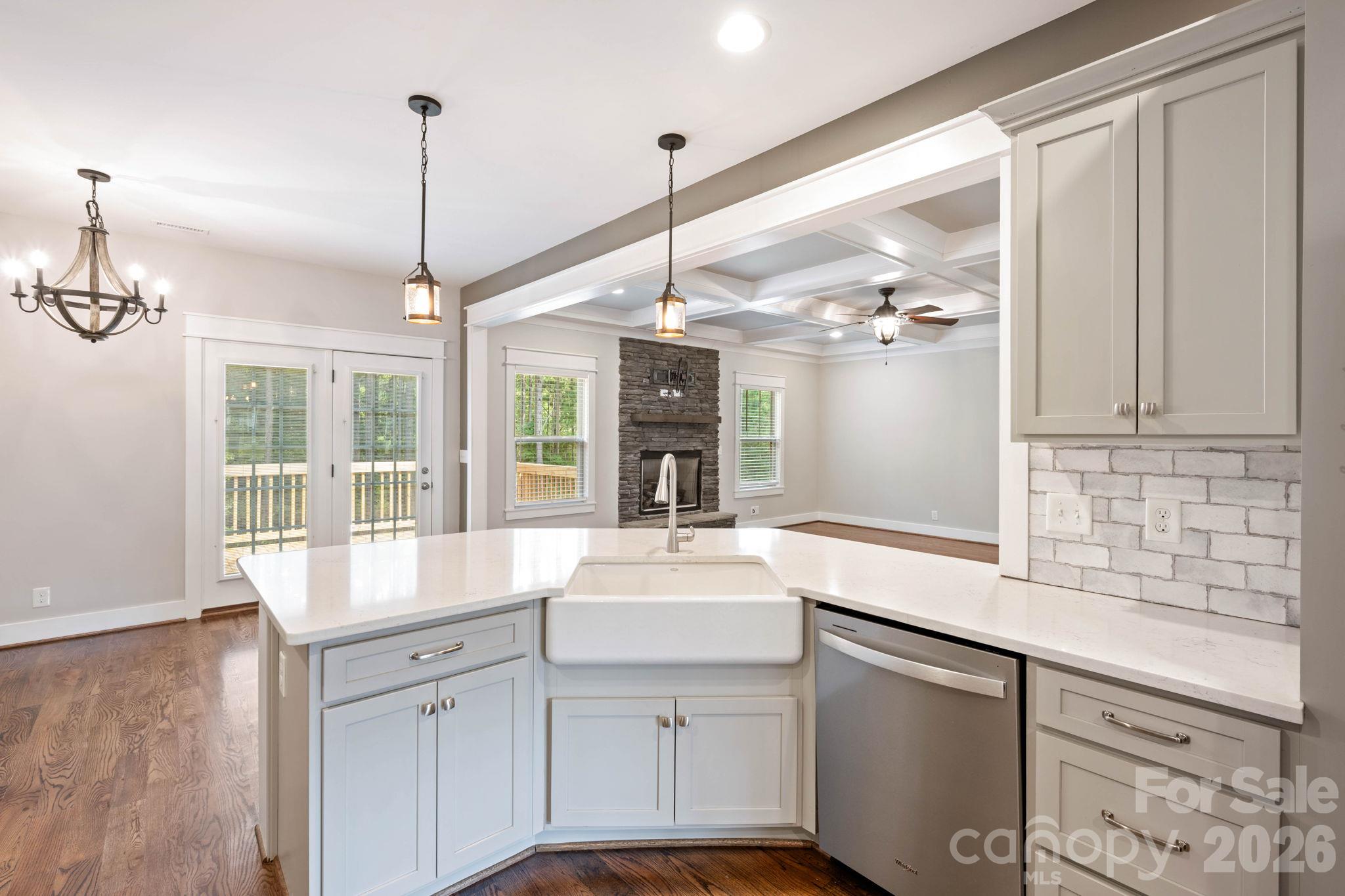 Kitchen main level - 607 Zelkova Street, York