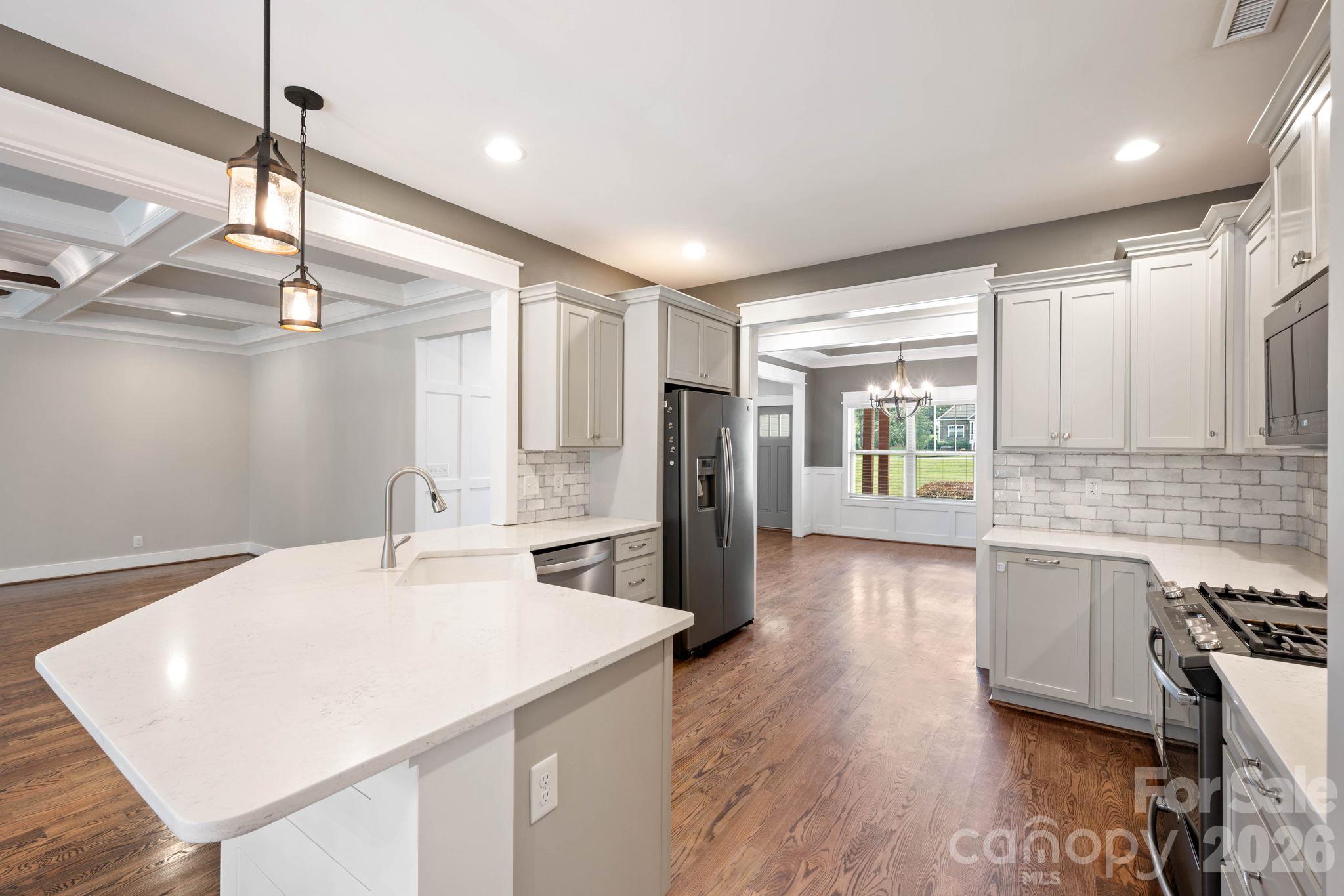 Kitchen main level - 607 Zelkova Street, York