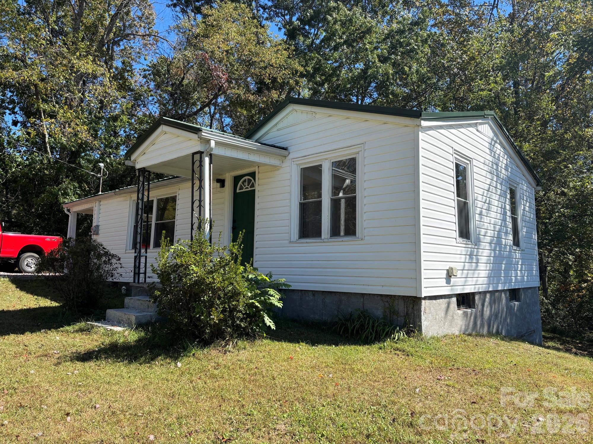 Single Family Residence at 162 Phillips Lane, Spruce Pine, photo 2 of 17