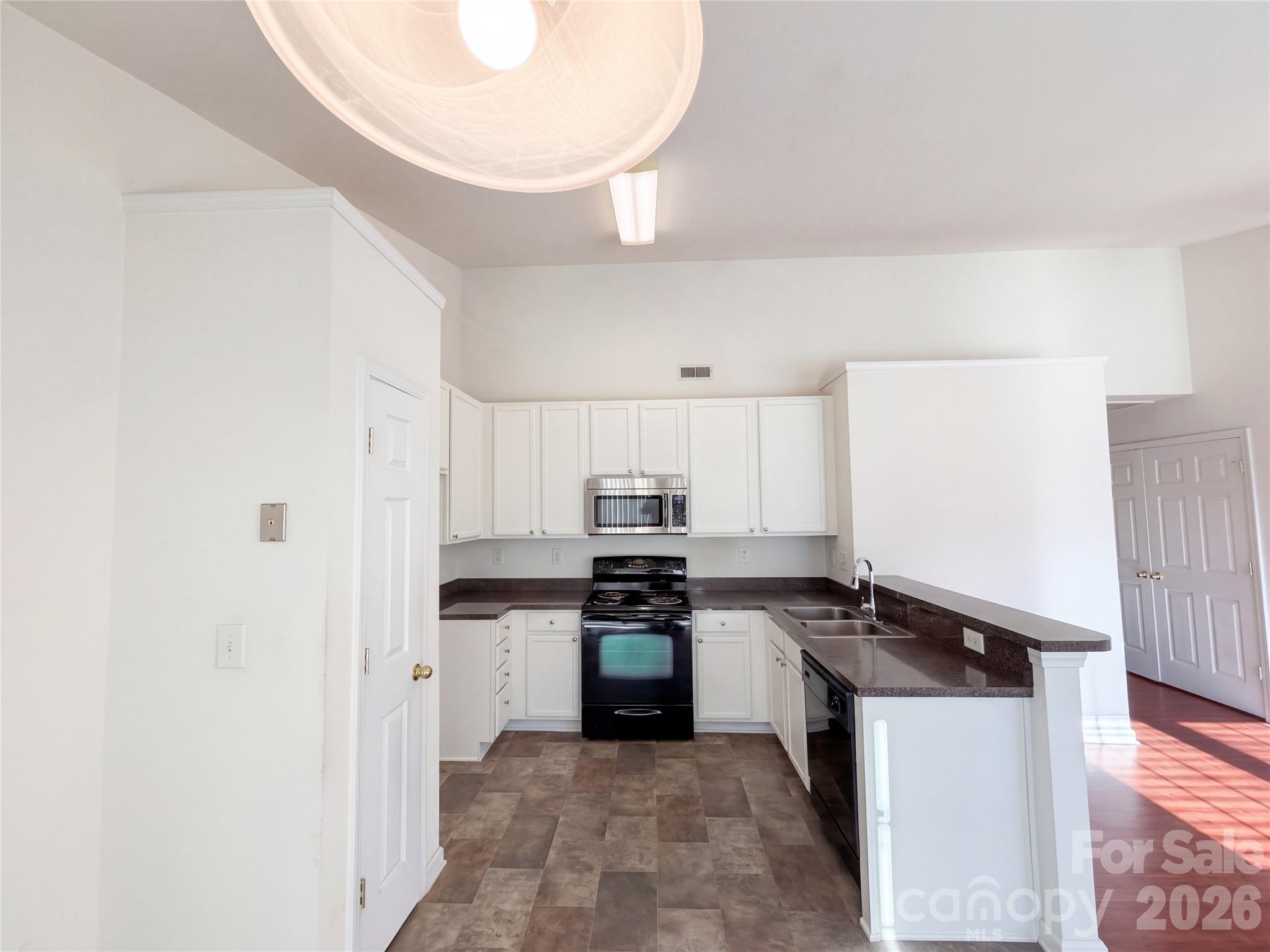 Single Family Residence at 223 Gumtree Drive, Kannapolis, photo 2 of 16