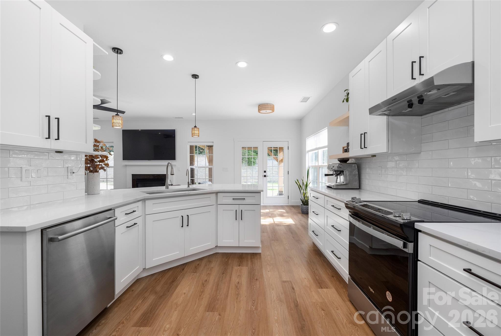 Single Family Residence at 20315 Southshore Drive, Cornelius, photo 10 of 48