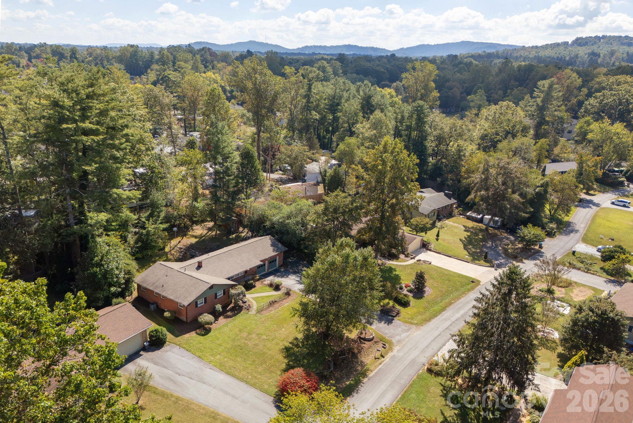 Wonderful neighborhood surrounded by mountains! - 224 Lyndale Road, Hendersonville