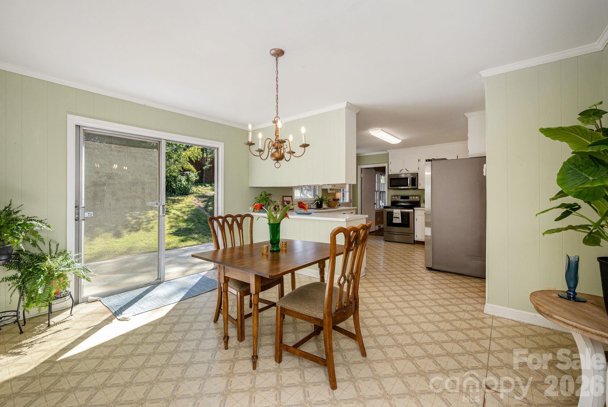 Spacious breakfast area - 224 Lyndale Road, Hendersonville