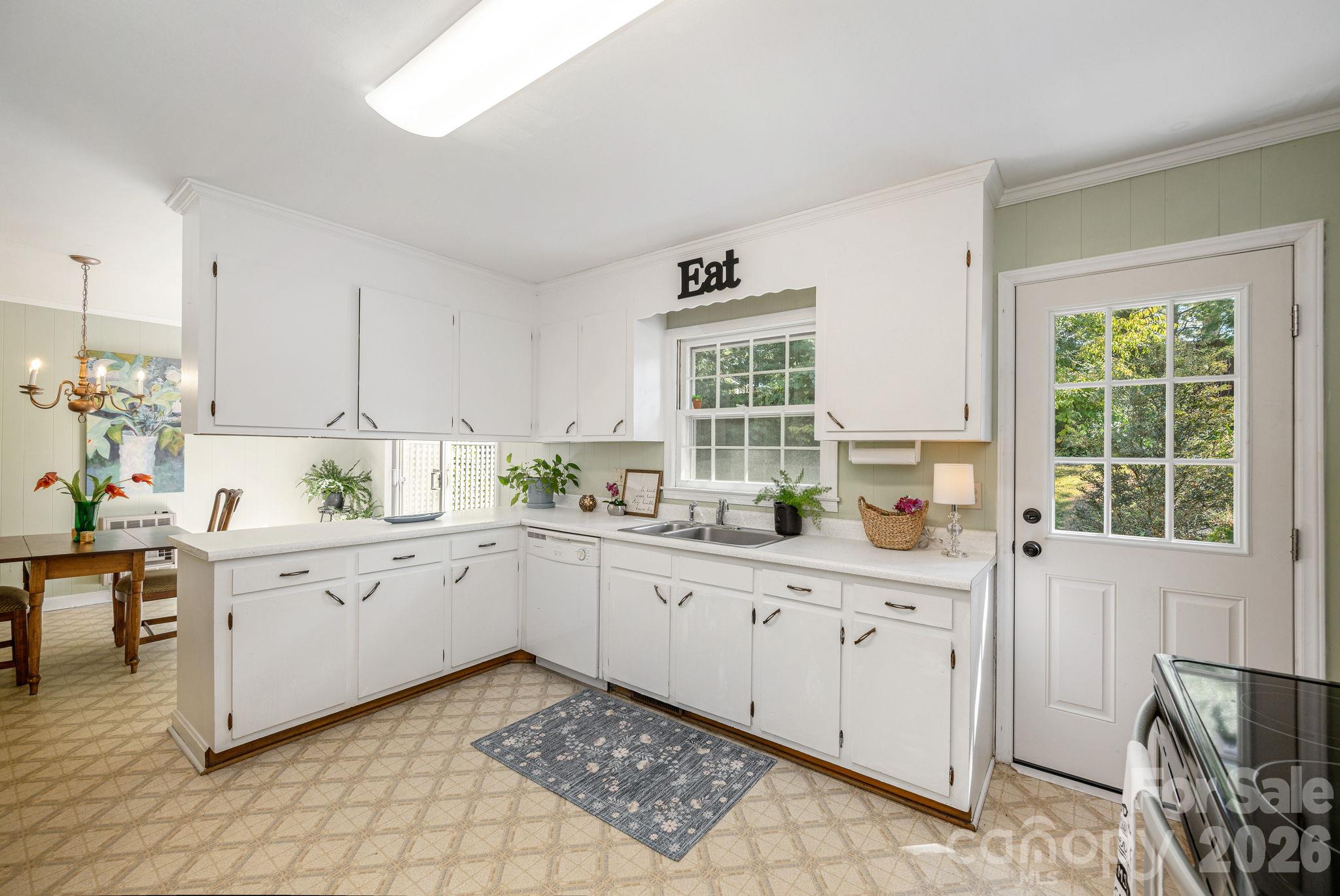 Kitchen and breakfast area - 224 Lyndale Road, Hendersonville
