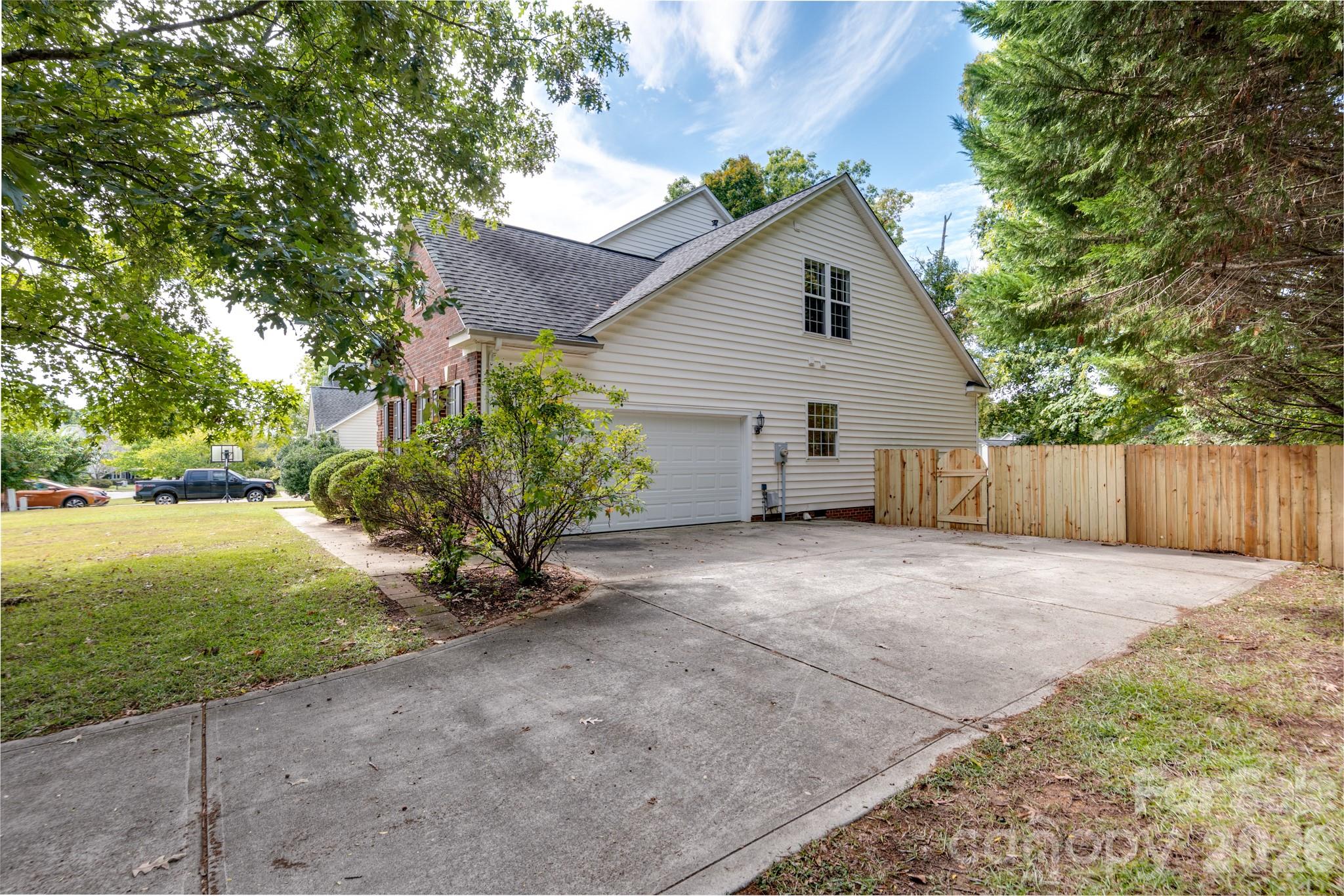 Single Family Residence at 124 Doby Creek Court, Fort Mill, photo 40 of 47