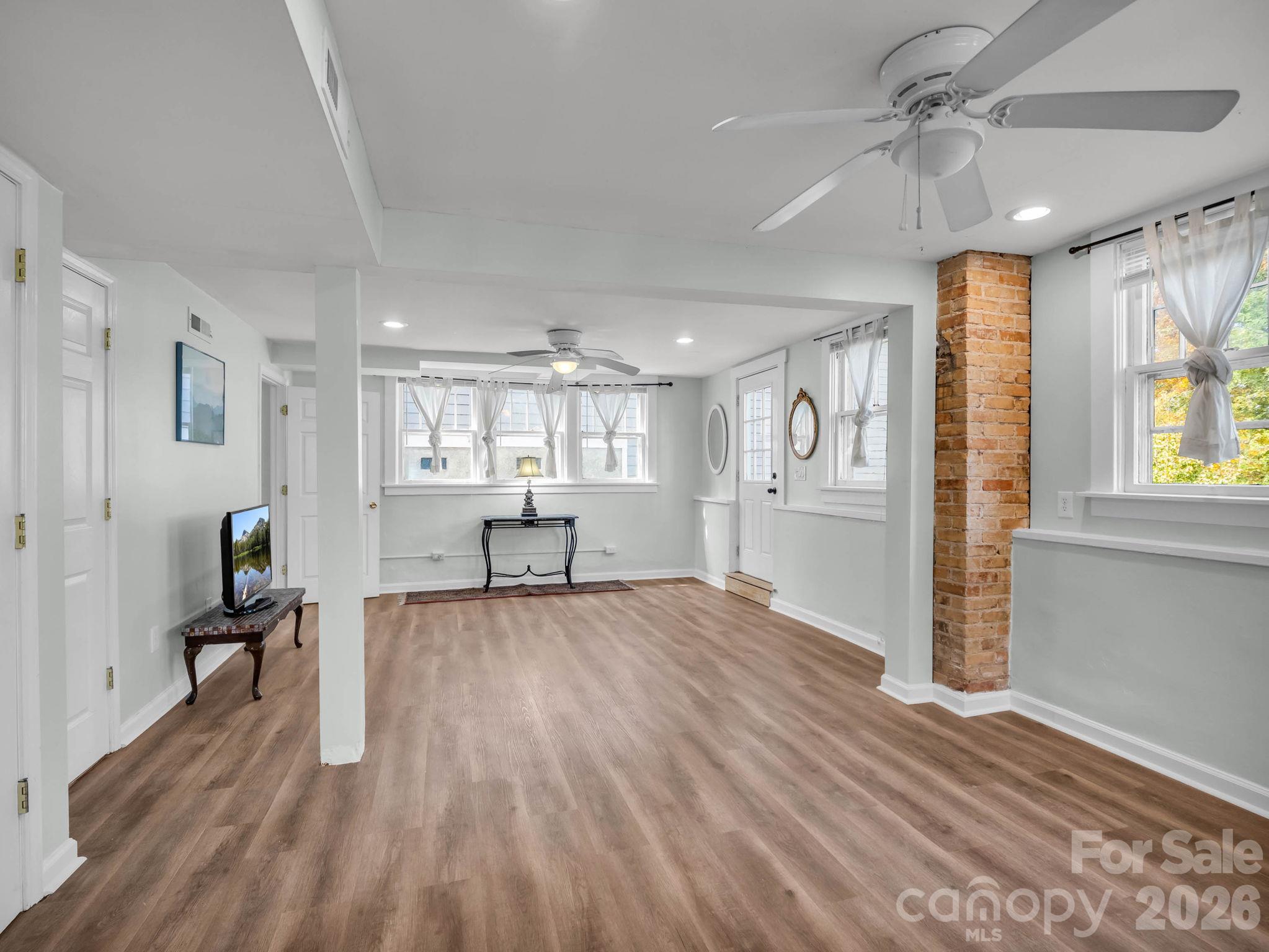 200 basement apartment - 198 & 200 Courtland Place, Asheville