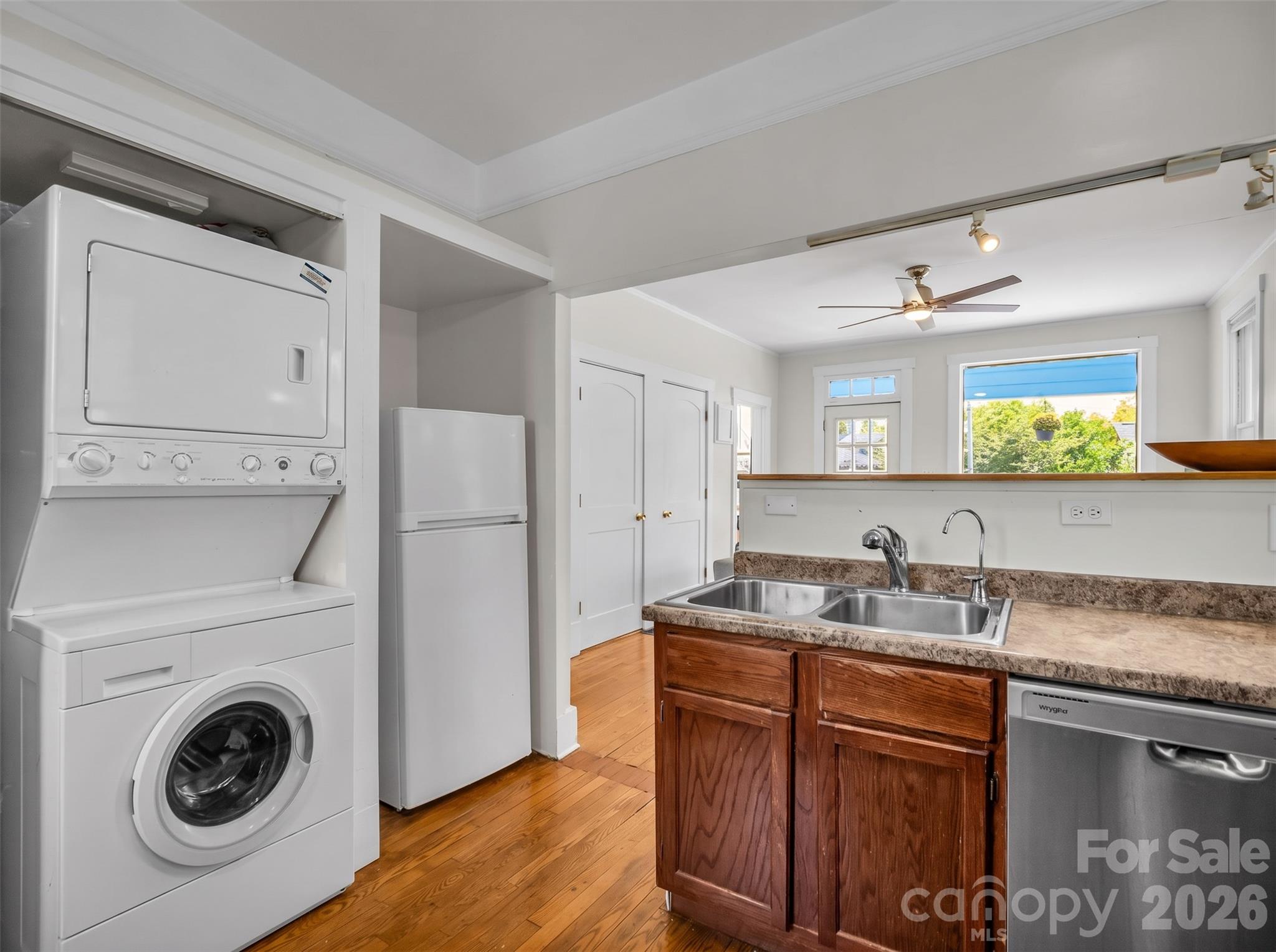 200 main floor kitchen and laundry - 198 & 200 Courtland Place, Asheville