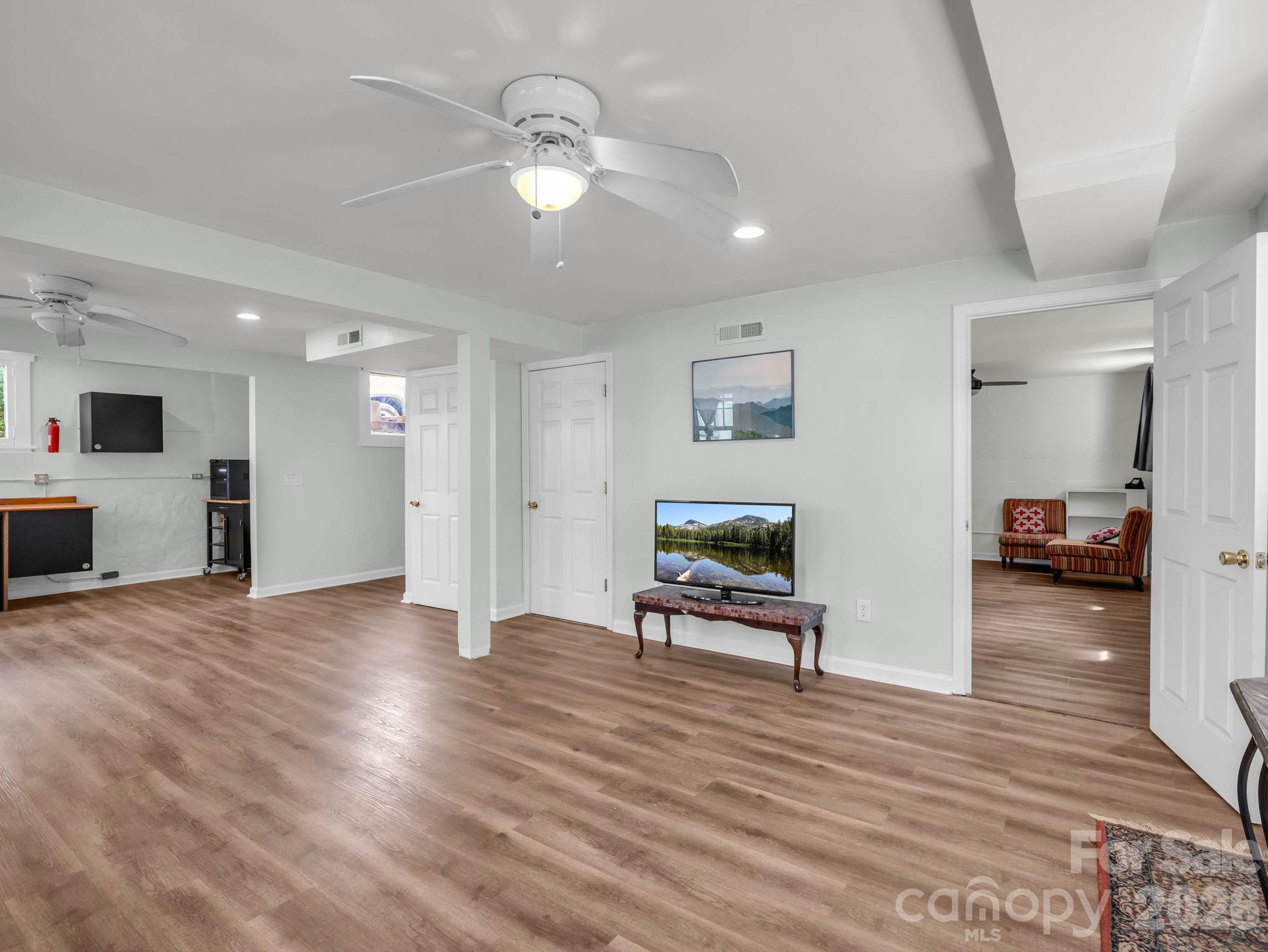 200 basement apartment - 198 & 200 Courtland Place, Asheville