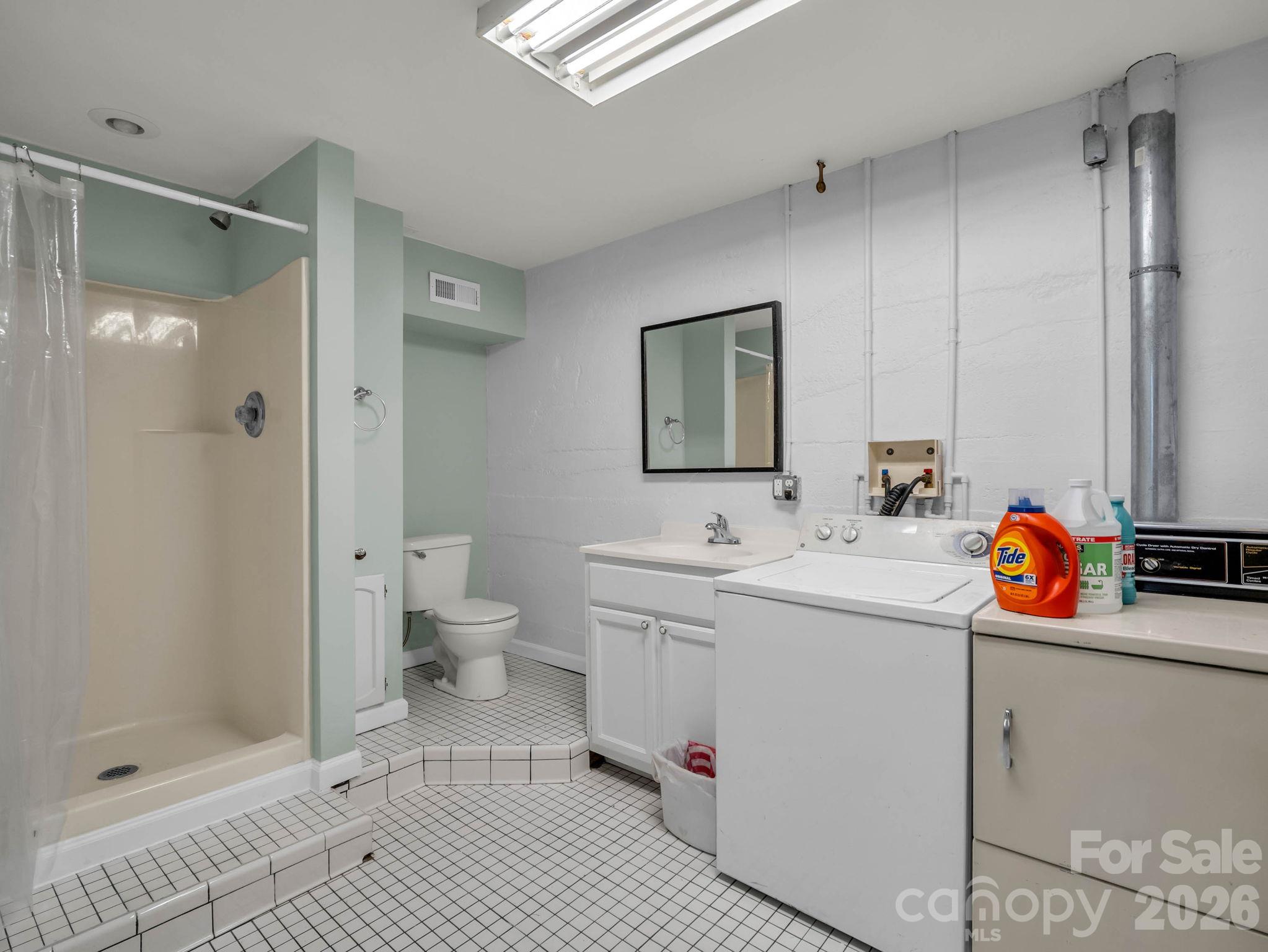 200 basement apartment bathroom - 198 & 200 Courtland Place, Asheville