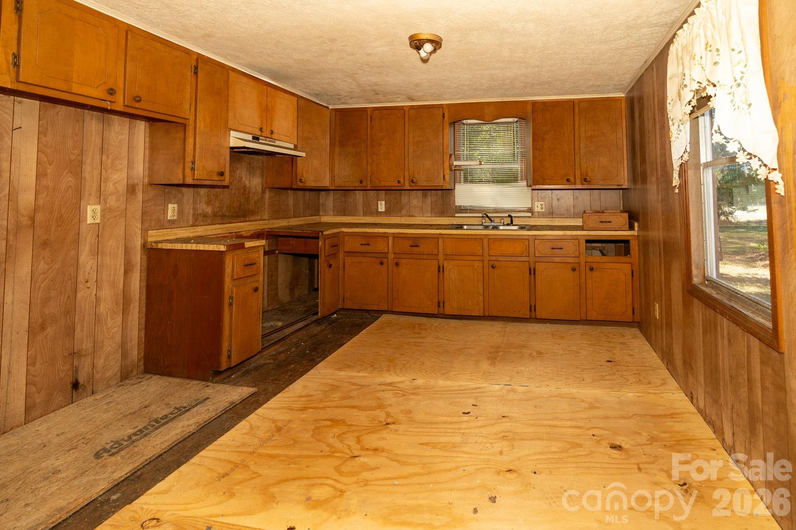 Single Family Residence at 855 Hickory Grove Ballpark Road, Bladenboro, photo 6 of 14