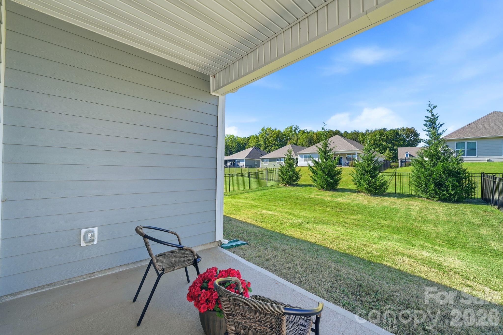 Covered Back Porch - 4207 Millstream Road, Denver