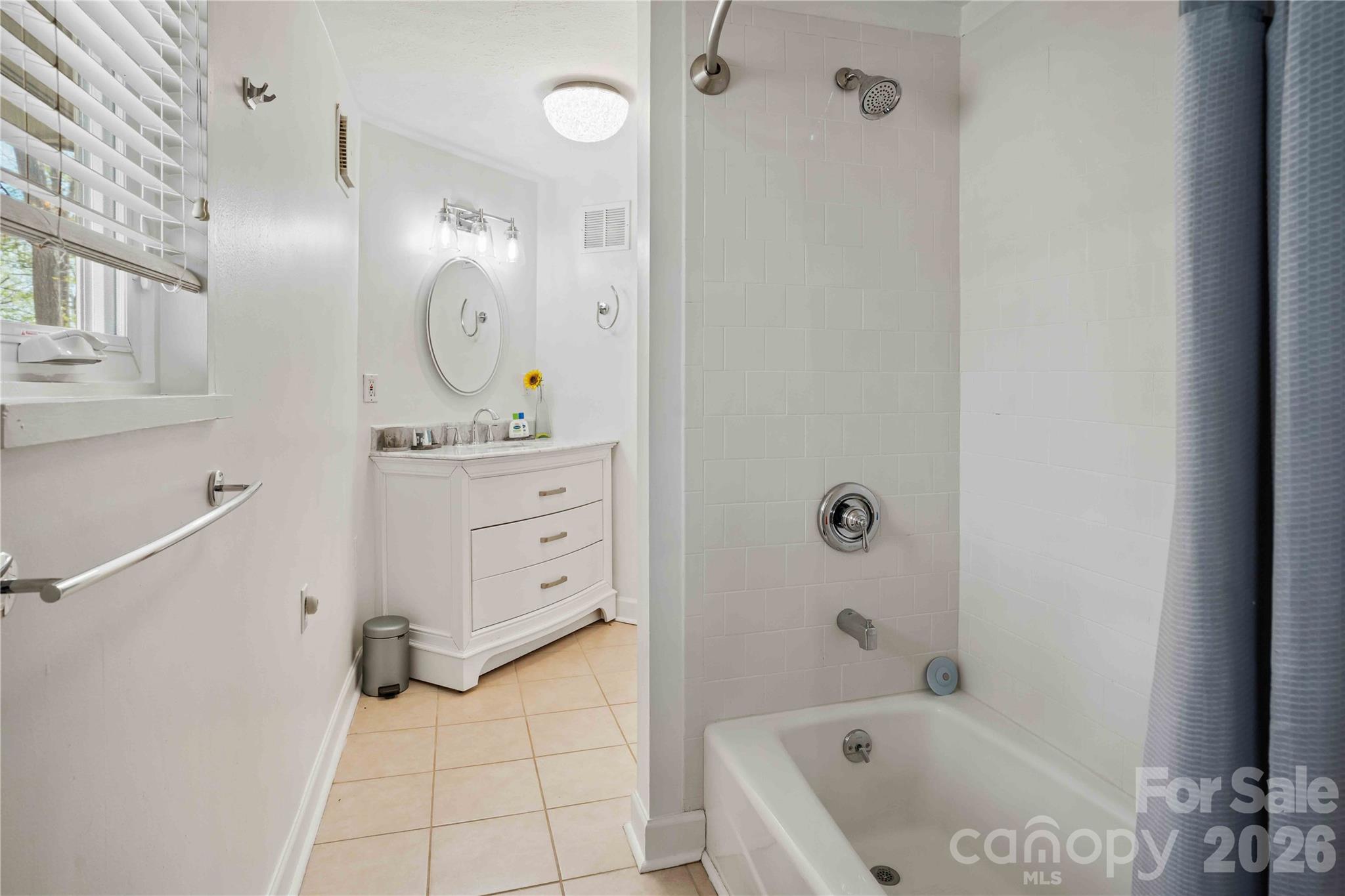 Bathroom 1 Tub/Shower - 39 Tatham Road, Hendersonville