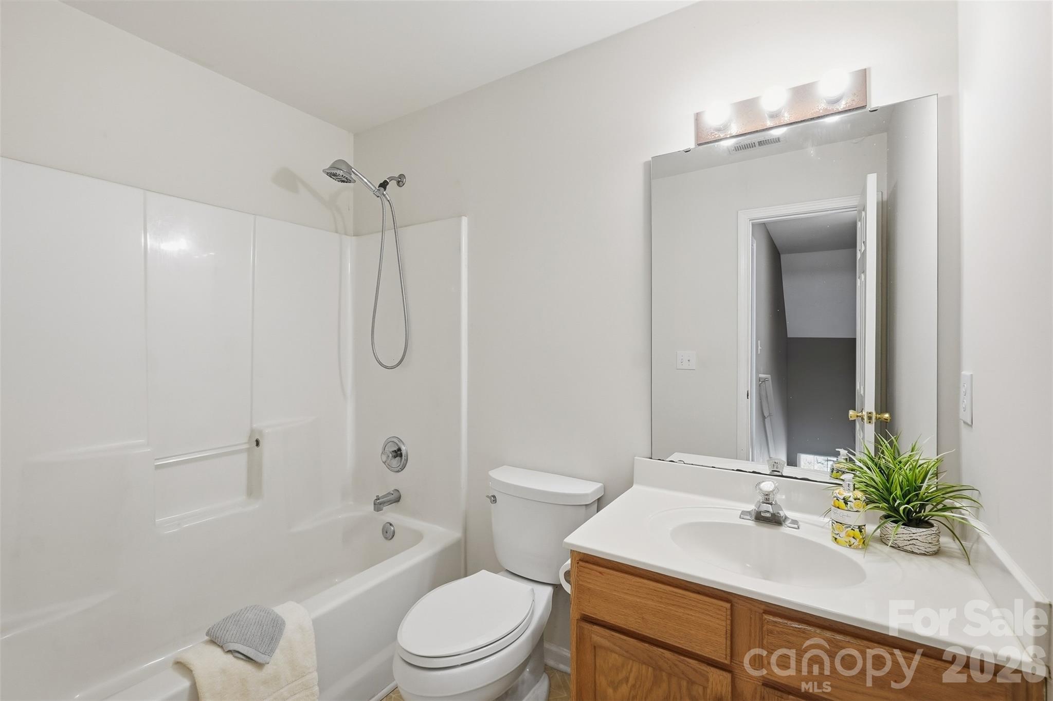Upstairs hall bath - 1619 Eagle Lake Drive, Indian Land