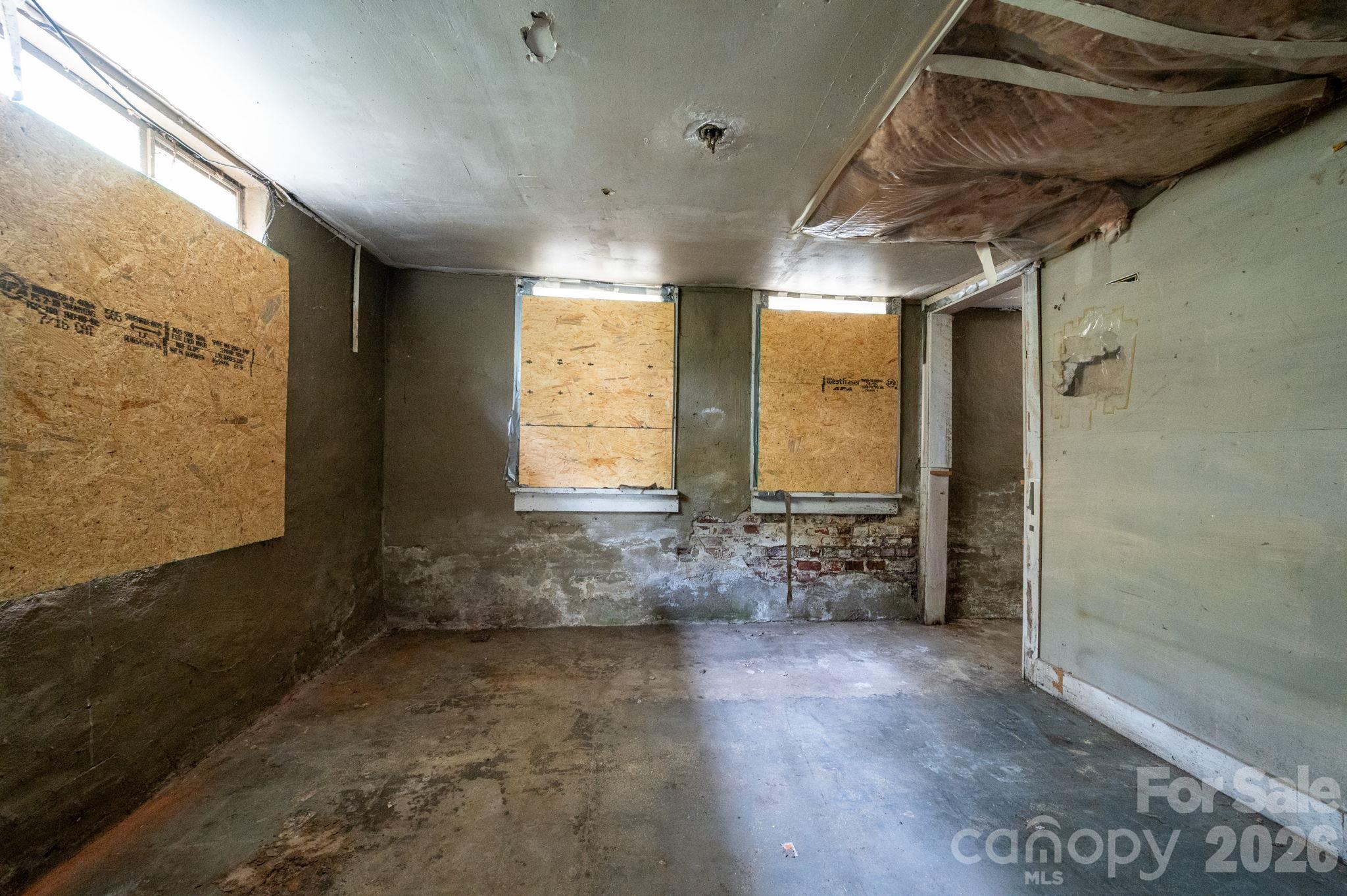 Standard ceiling height and larger windows in lower level - 125 Fairfax Avenue, Asheville