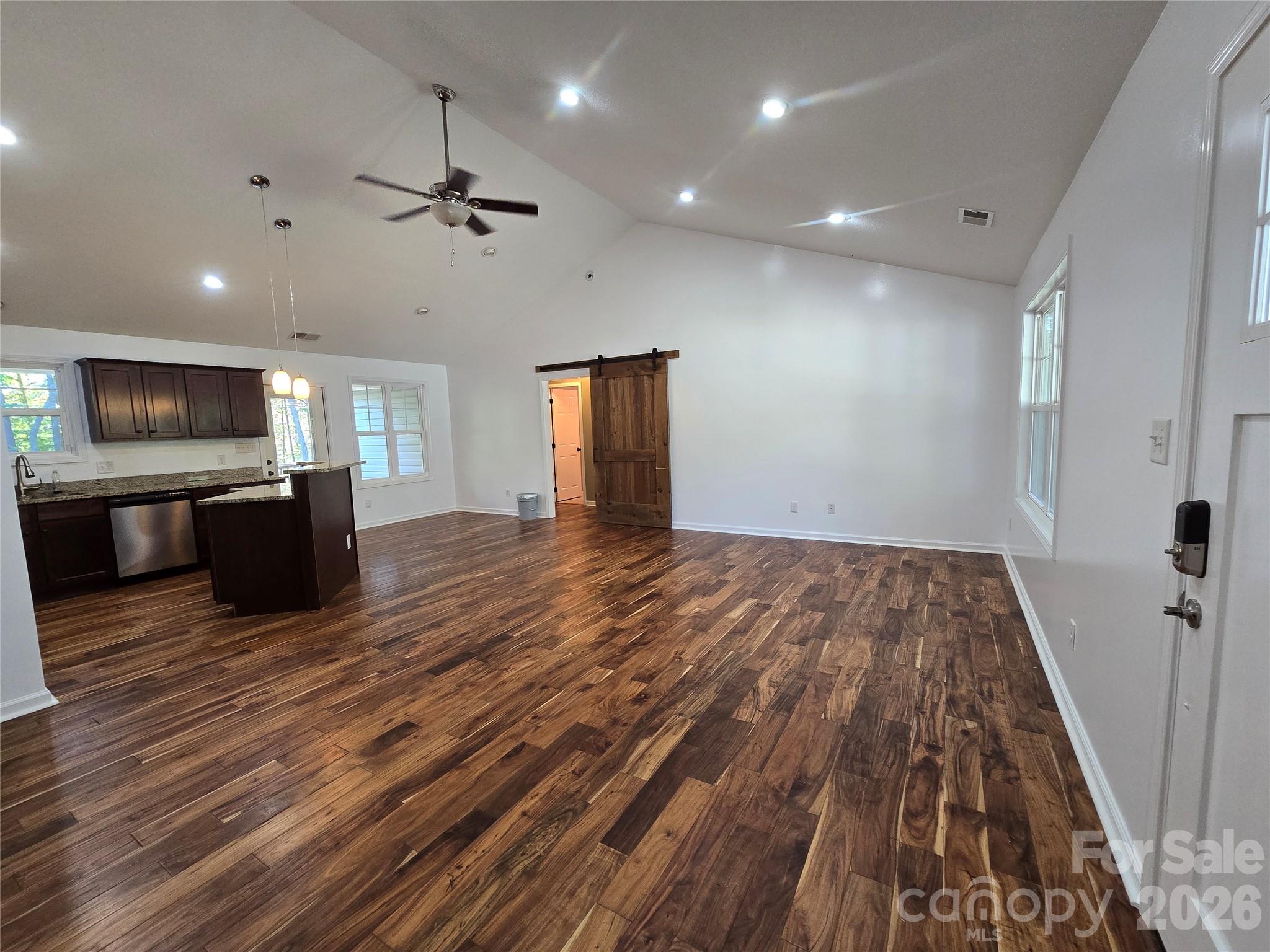 Great room with vaulted ceilings - 15 Tiki Way, Candler