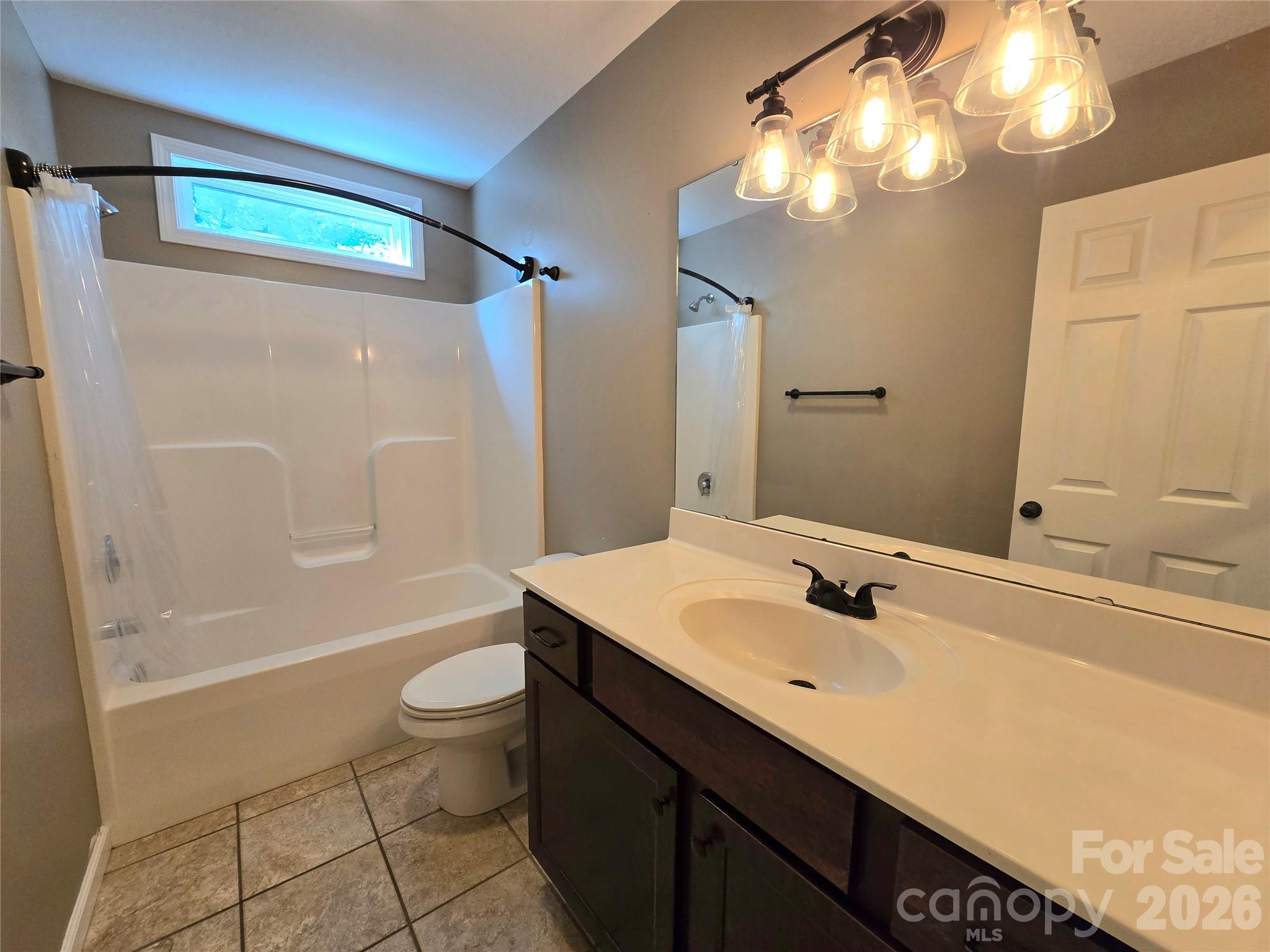 Guest bath - 15 Tiki Way, Candler