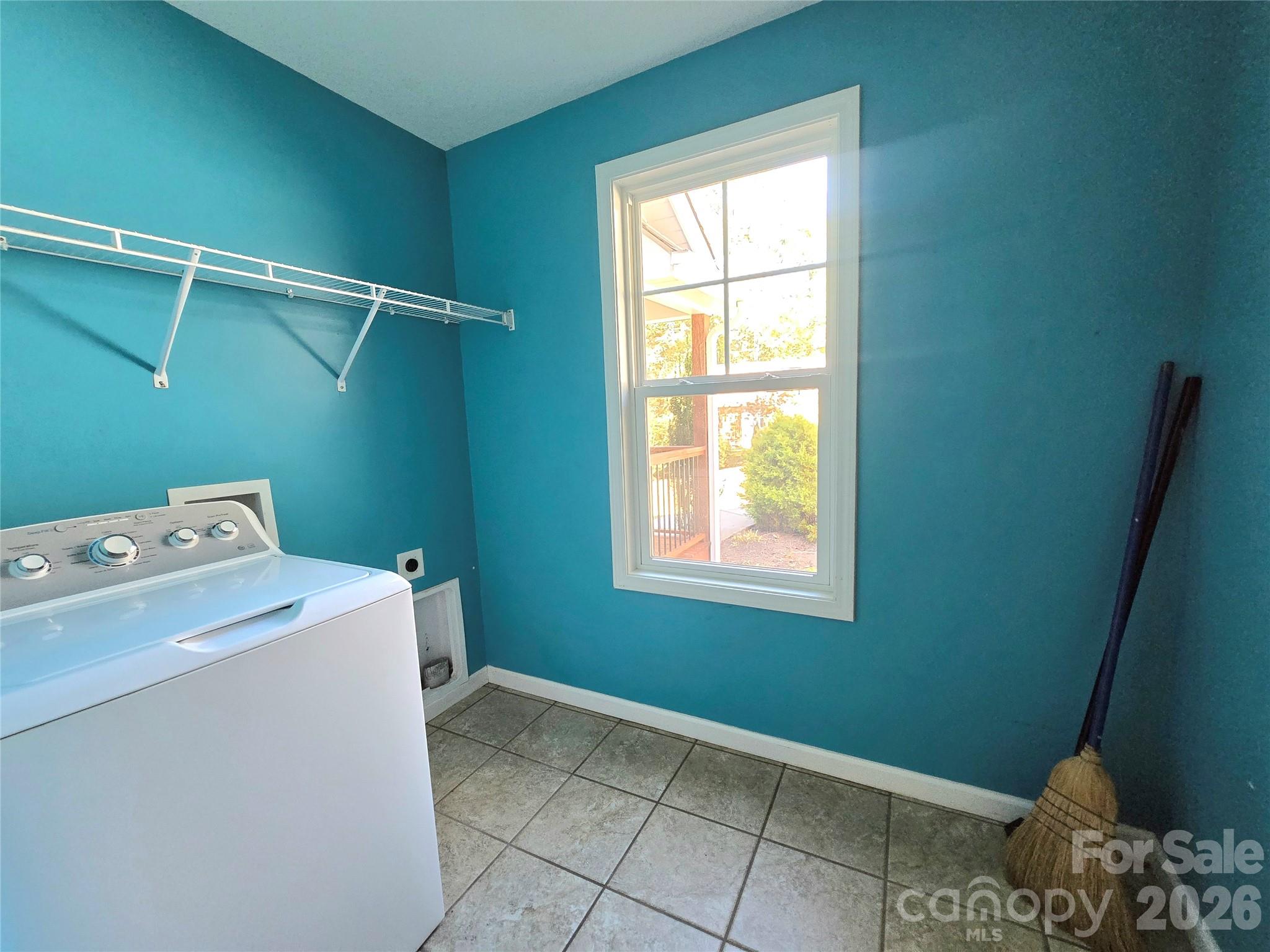 Mud room in from garage with washing machine - 15 Tiki Way, Candler