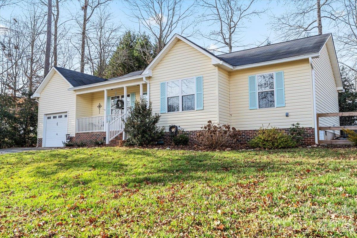 Single Family Residence at 169 Meadow Glen Drive, Troutman, photo 2 of 16