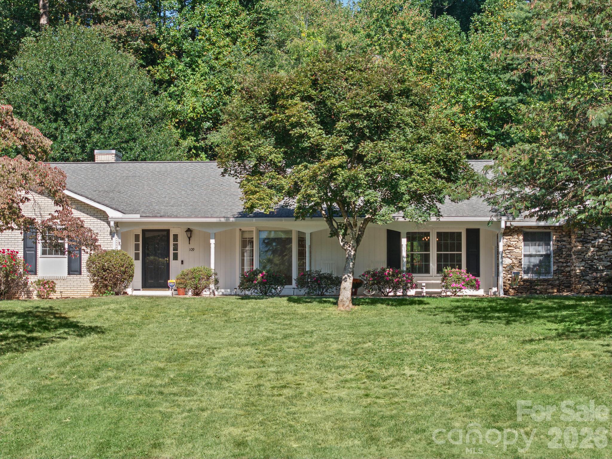 Single Family Residence at 109 Yardley Court, Hendersonville, photo 2 of 45