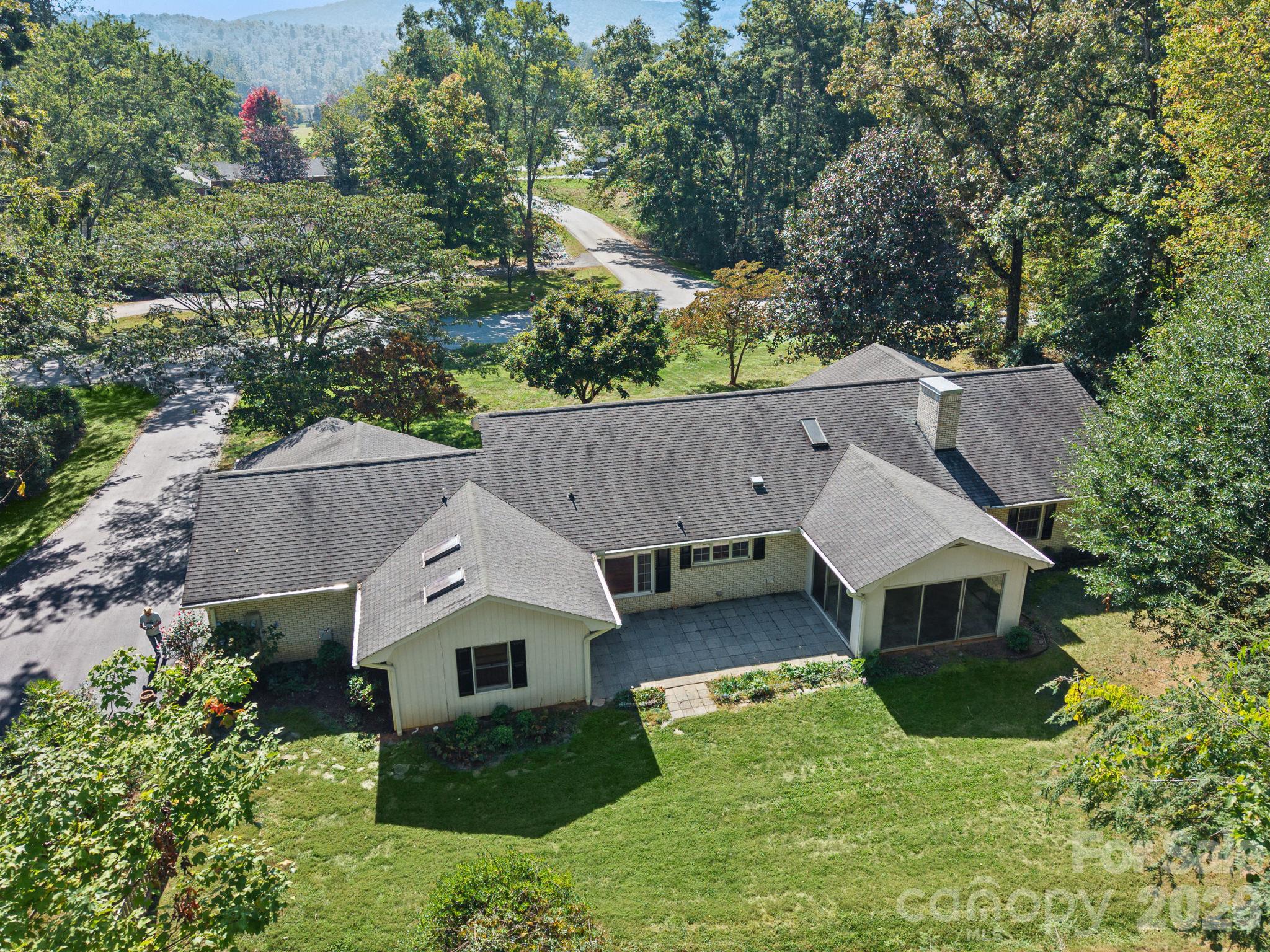 Single Family Residence at 109 Yardley Court, Hendersonville, photo 6 of 45