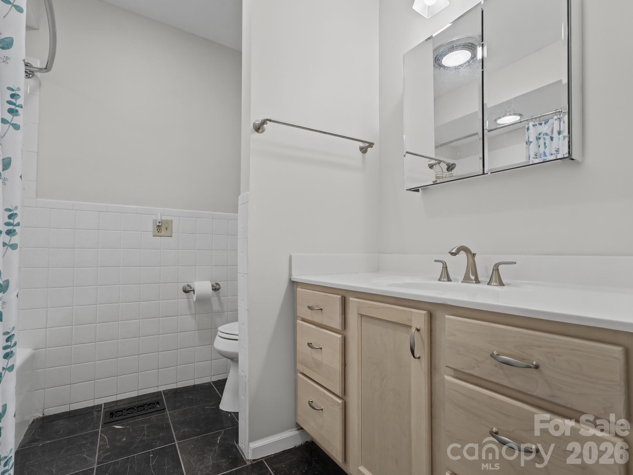 Guest Bath - 109 Yardley Court, Hendersonville