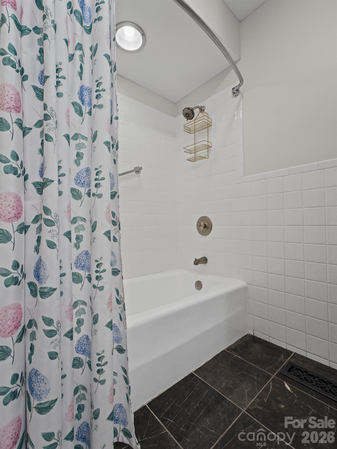 Guest Bath - 109 Yardley Court, Hendersonville