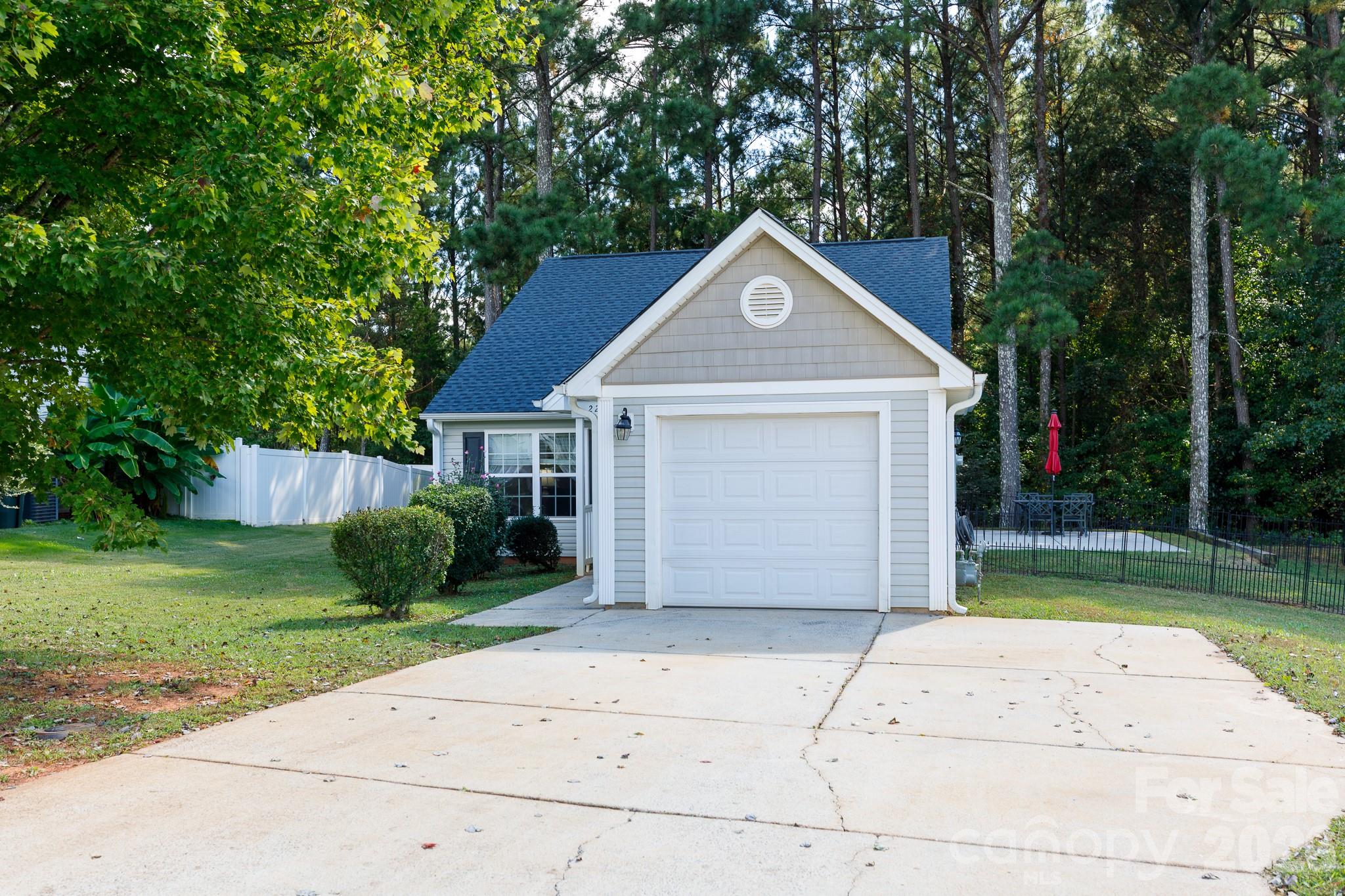Single Family Residence at 229 Chicago Lane, York, photo 2 of 33
