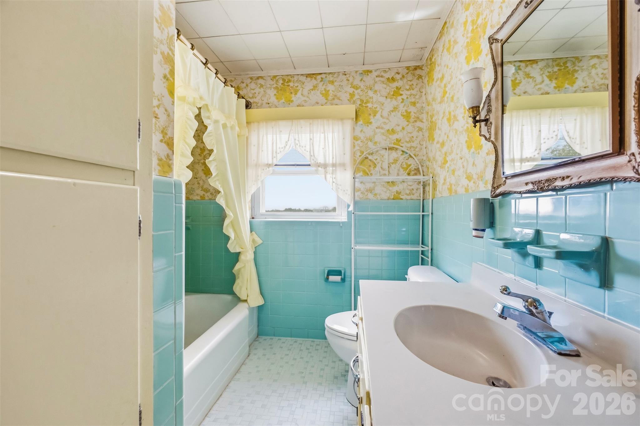 Full bathroom in hallway - 2925 Fallston Waco Road, Shelby