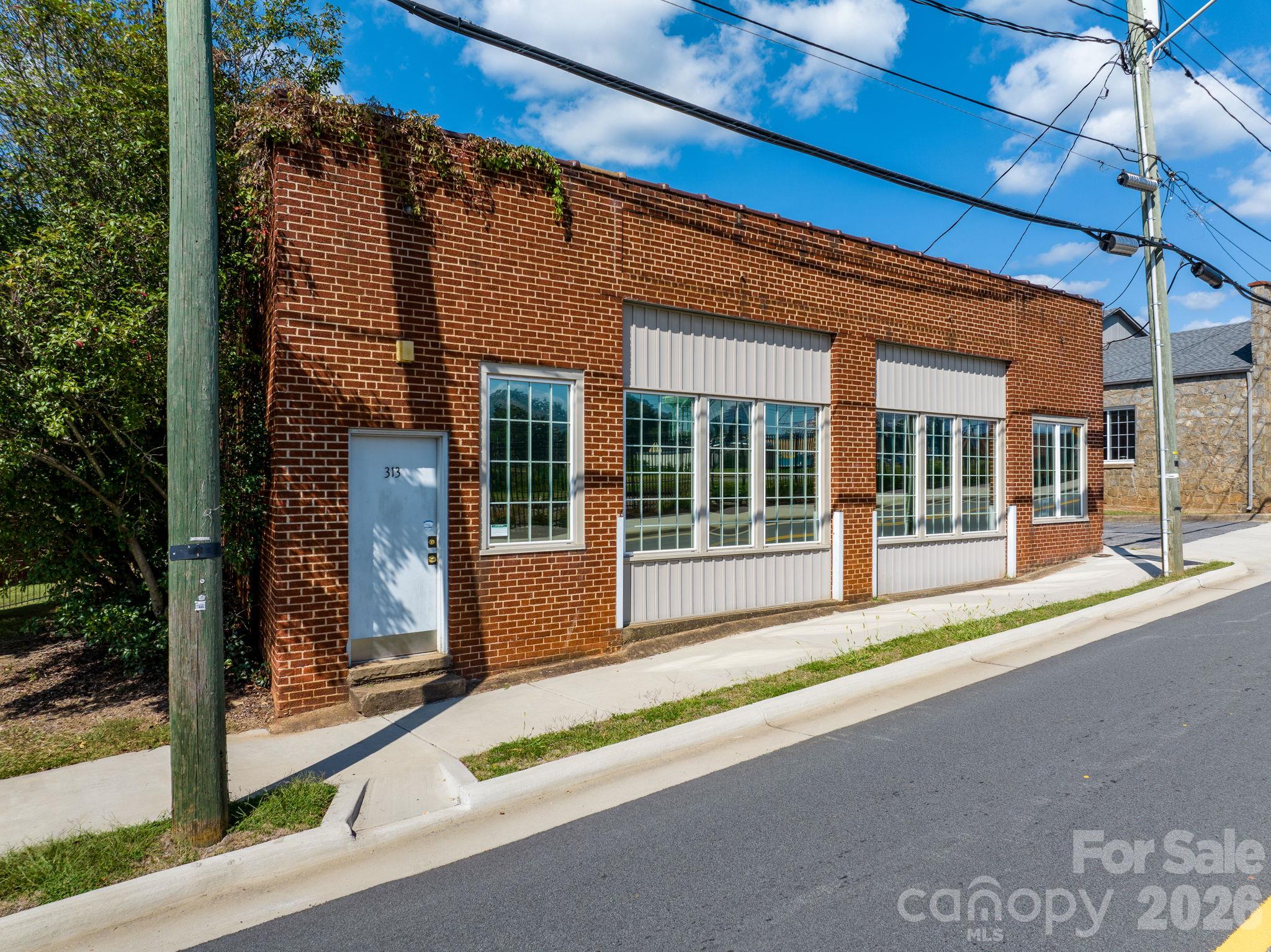 313 Main Avenue NE