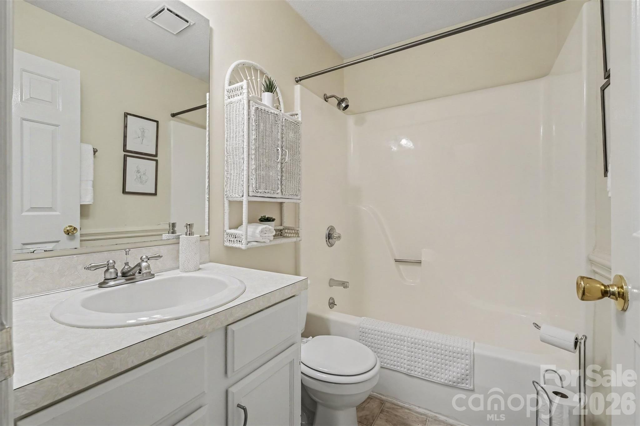 Hallway bath - 2786 Dogwood Hills Court, Fort Mill