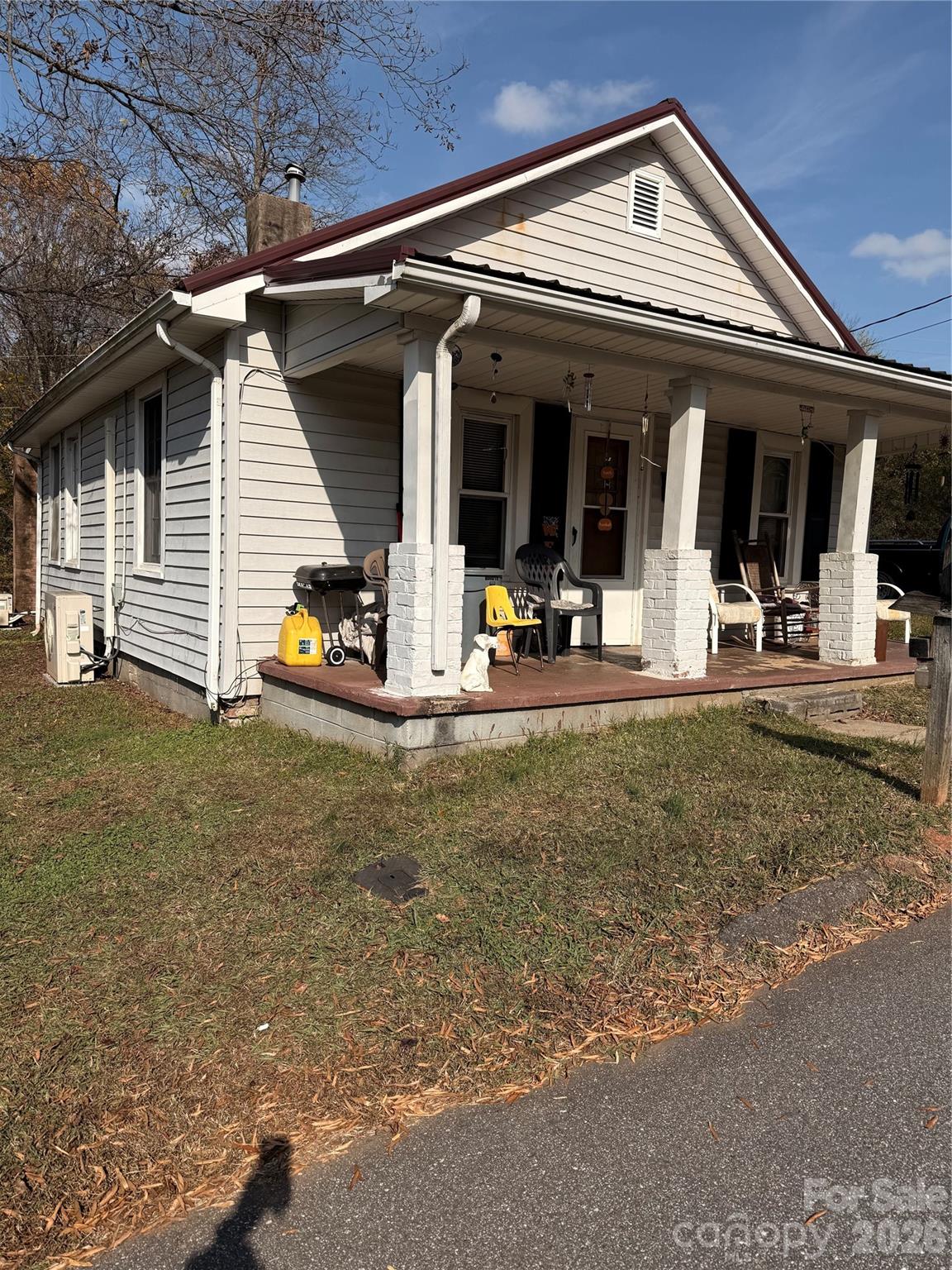 Single Family Residence at 1418 Huggins Street, Statesville, photo 3 of 8