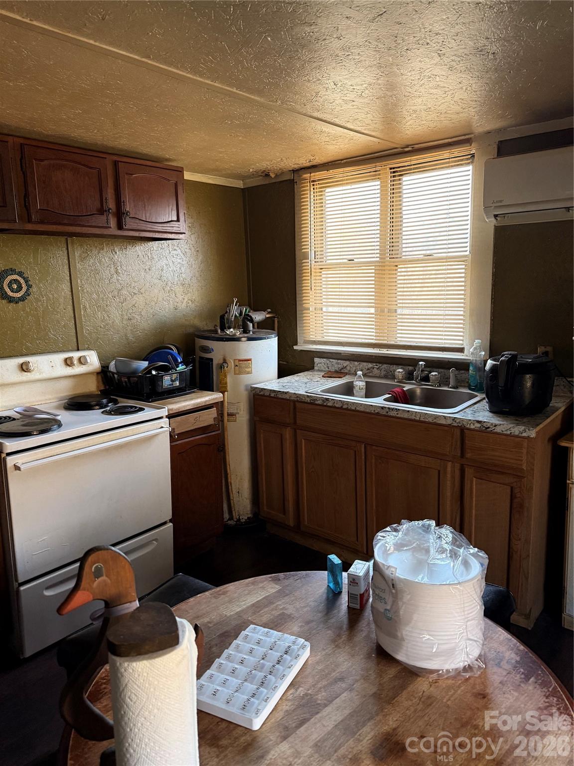 Single Family Residence at 1418 Huggins Street, Statesville, photo 6 of 8