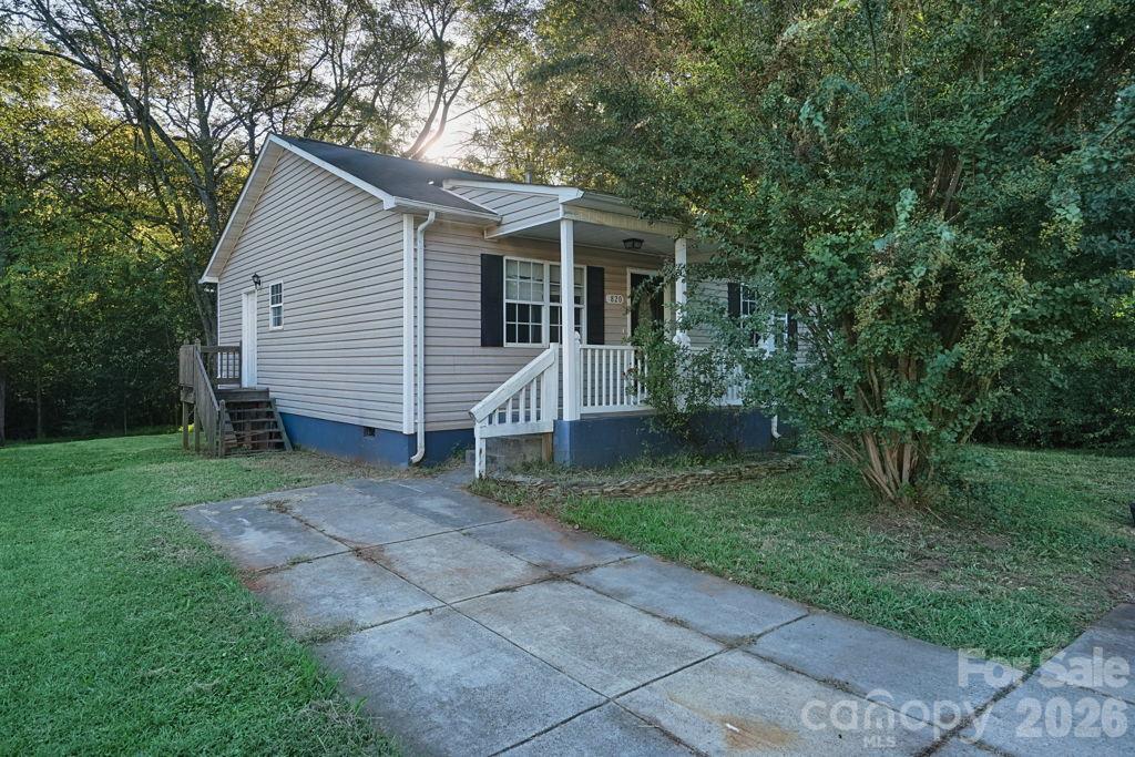 Single Family Residence at 820 Blackwelder Drive, Davidson, photo 2 of 4