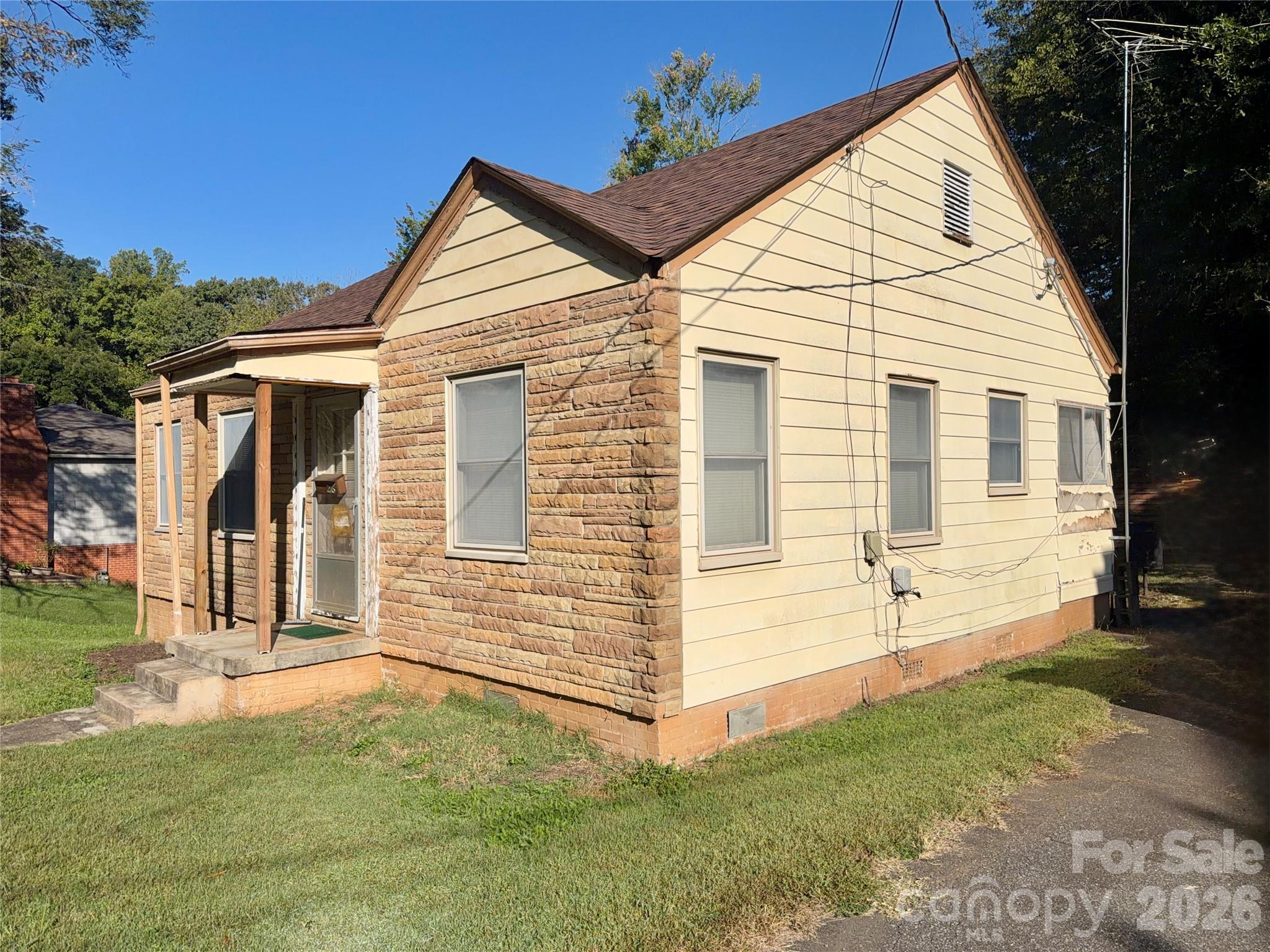 Single Family Residence at 216 W 9th Street, Newton, photo 3 of 21