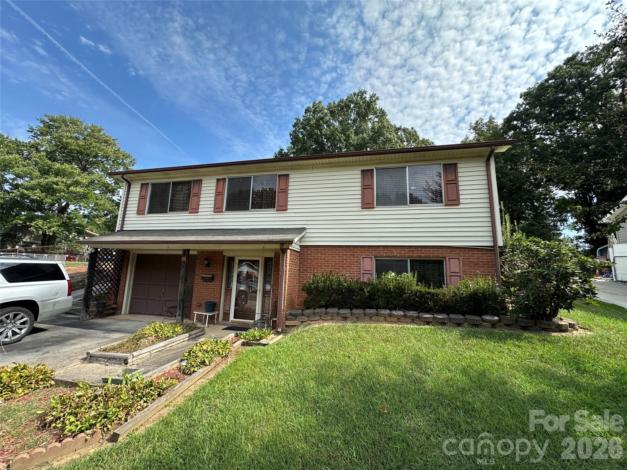 Single Family Residence at 5609 Burleson Drive, Charlotte, photo 2 of 5