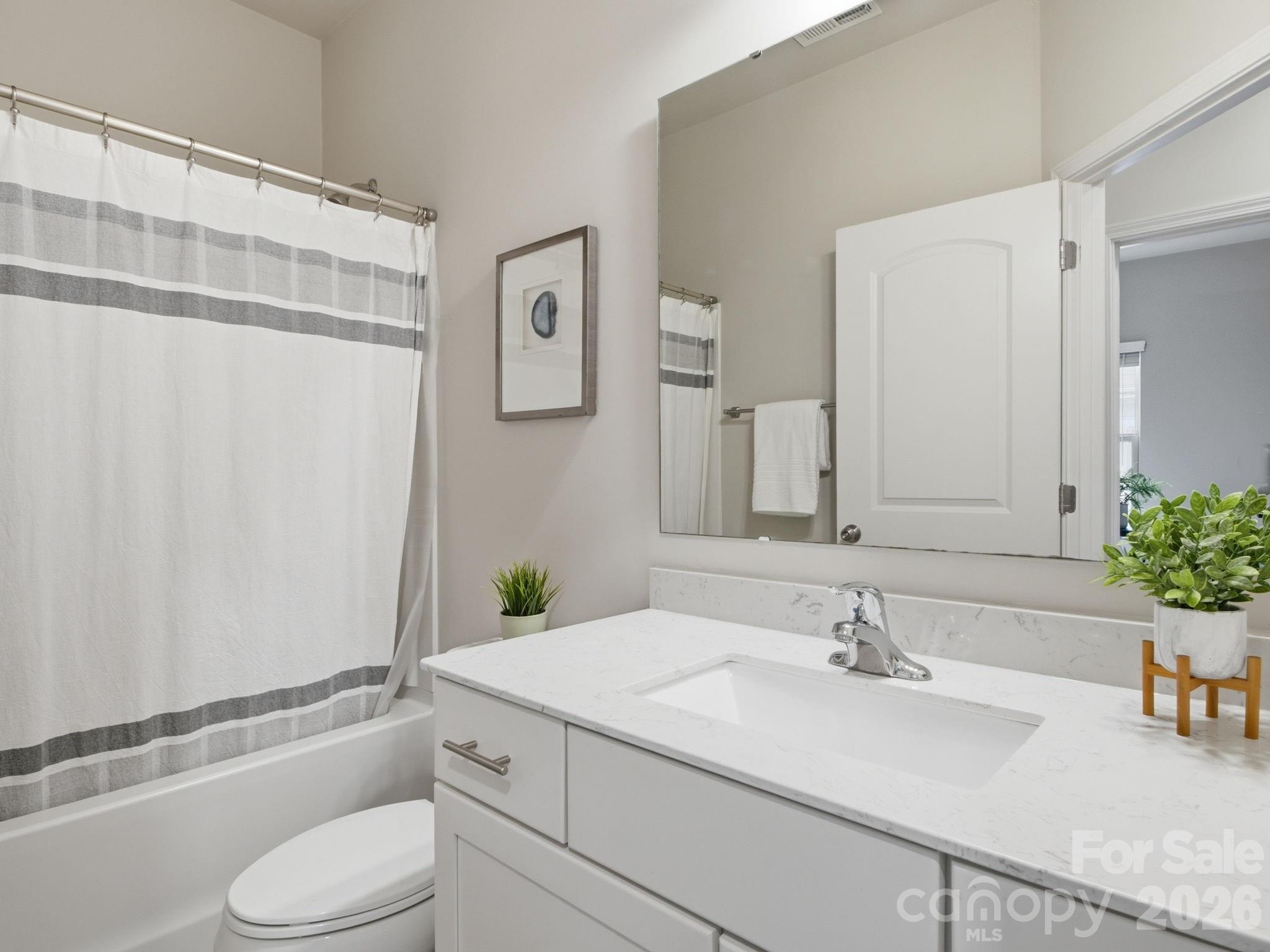 Upper level full bath - 1038 Doveridge Street, Charlotte
