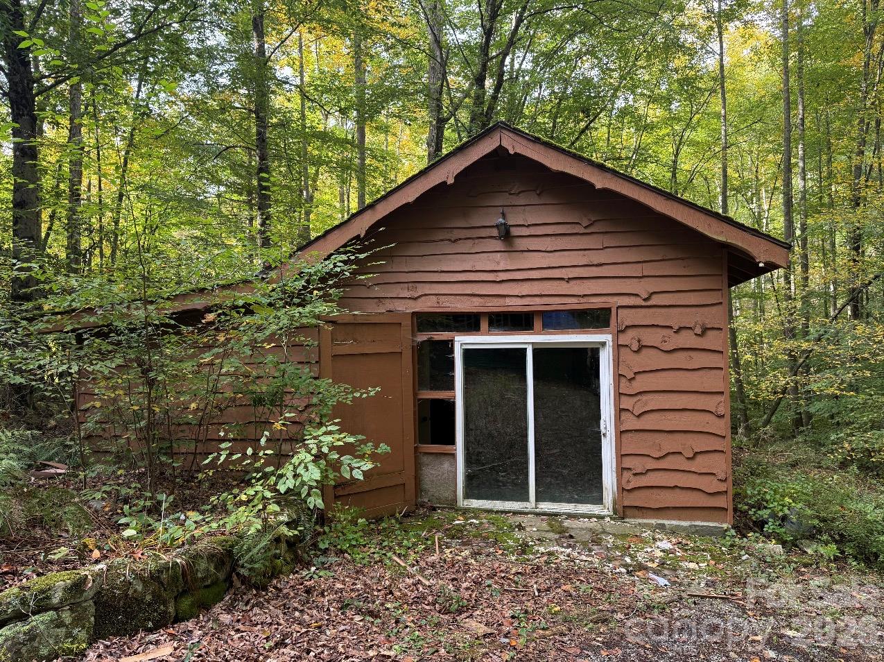 Single Family Residence at 71 Laurel Ridge Drive, Spruce Pine, photo 2 of 15