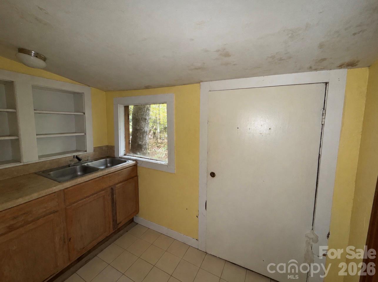Single Family Residence at 71 Laurel Ridge Drive, Spruce Pine, photo 6 of 15
