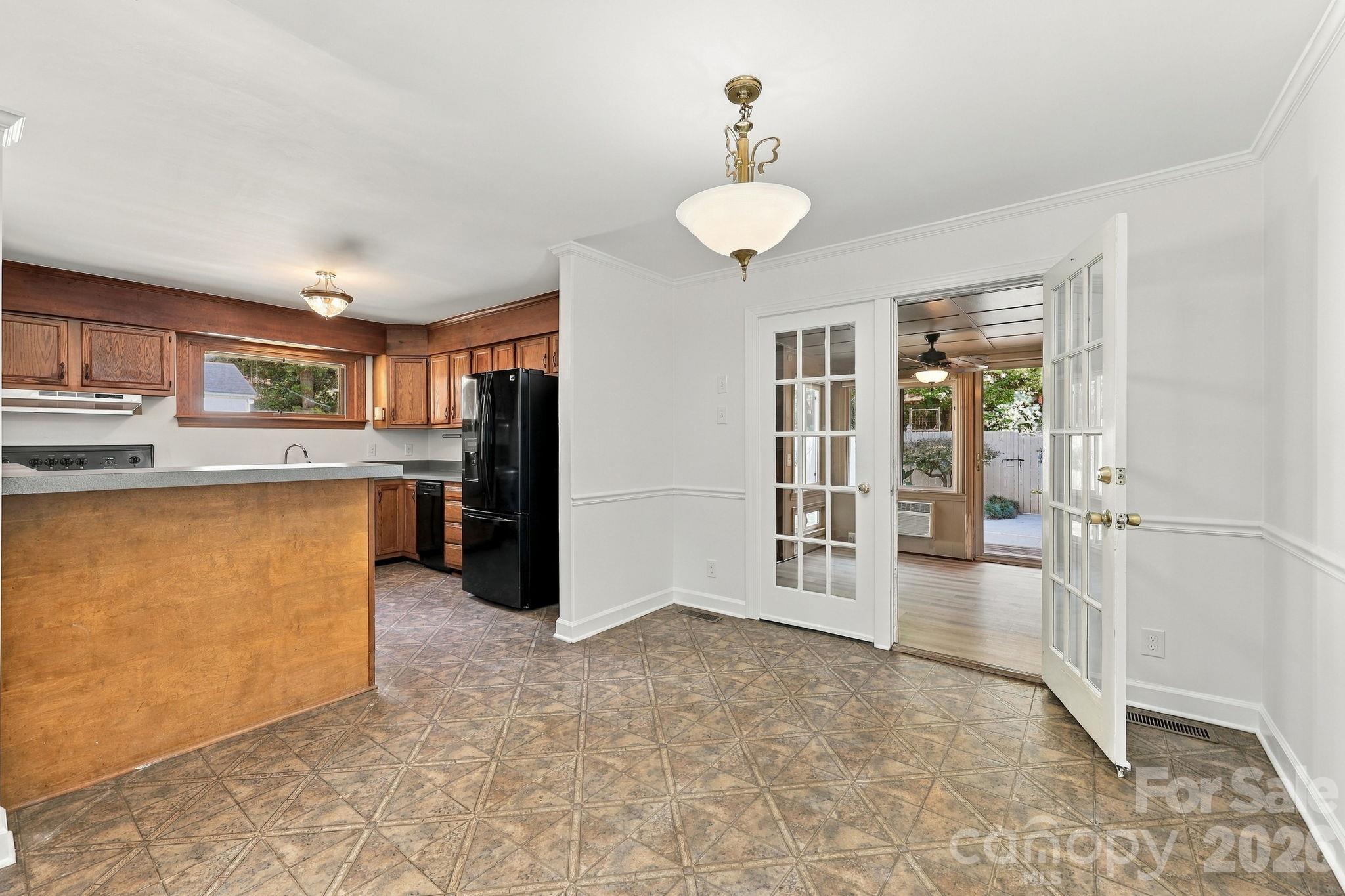 Kitchen with breakfast bar and Dining Area - 123 Hillside Avenue SW, Concord