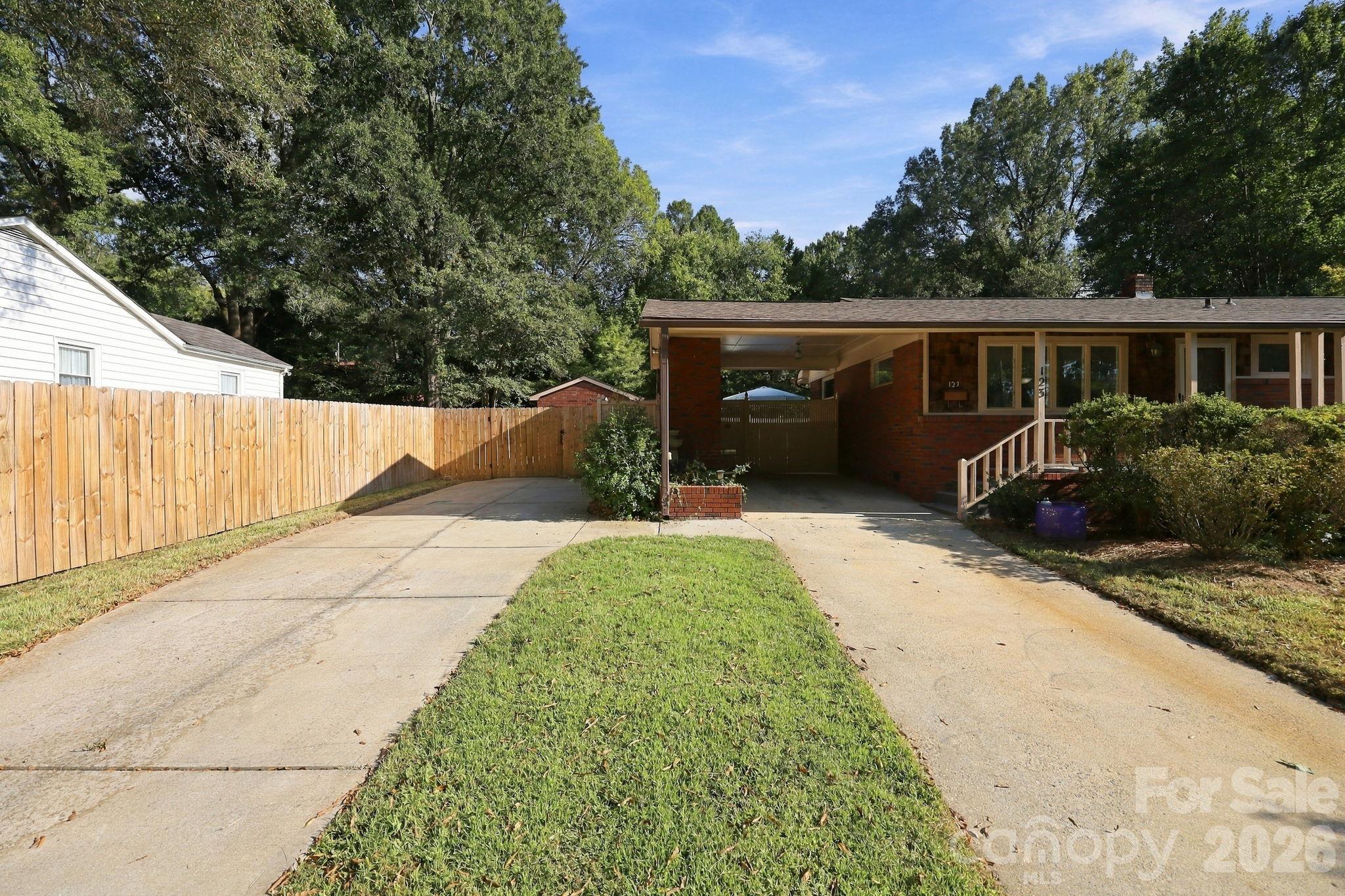 Double driveway - 123 Hillside Avenue SW, Concord