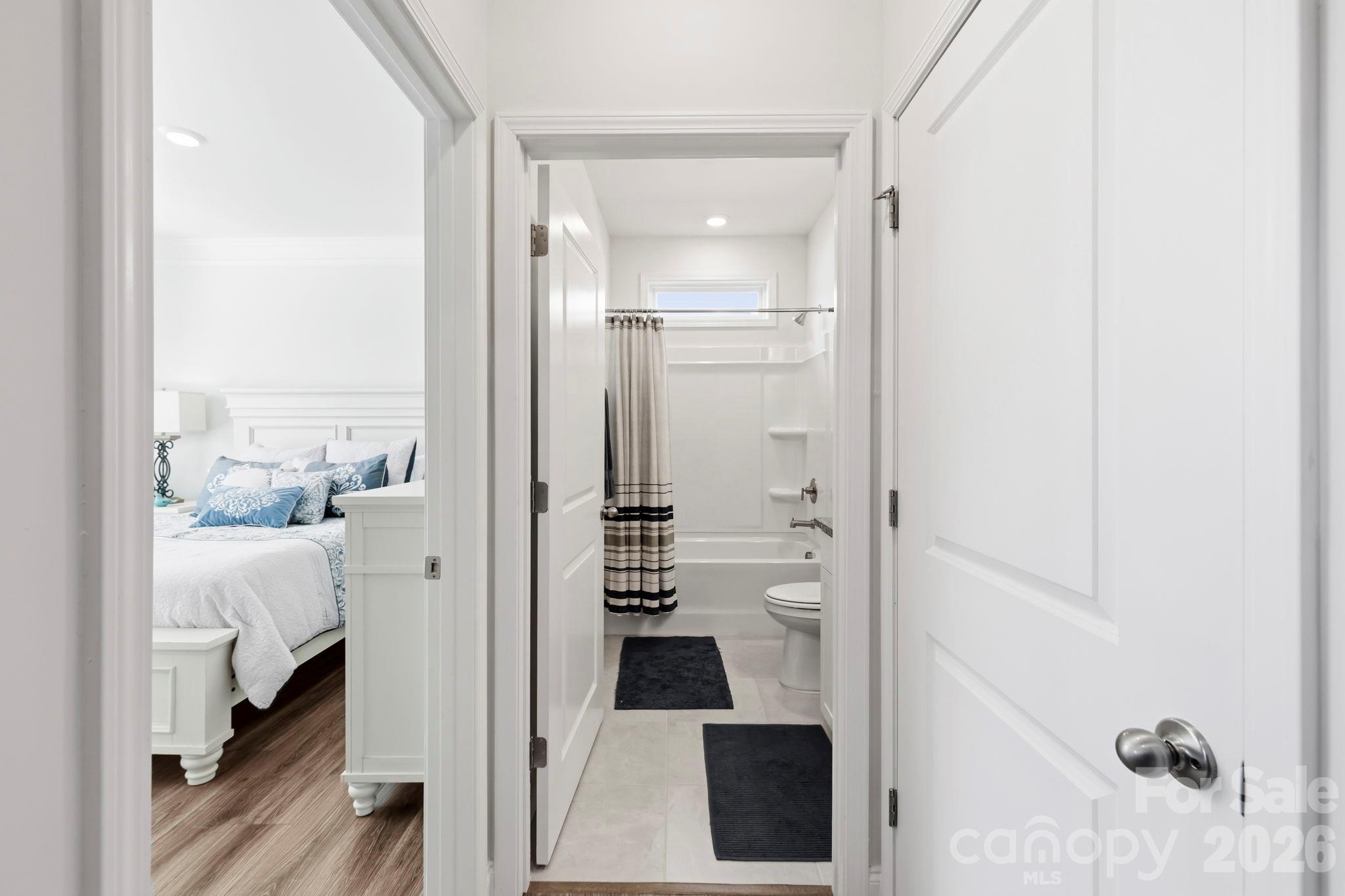 Full bathroom - 451 Fox Cove Cove, Hendersonville