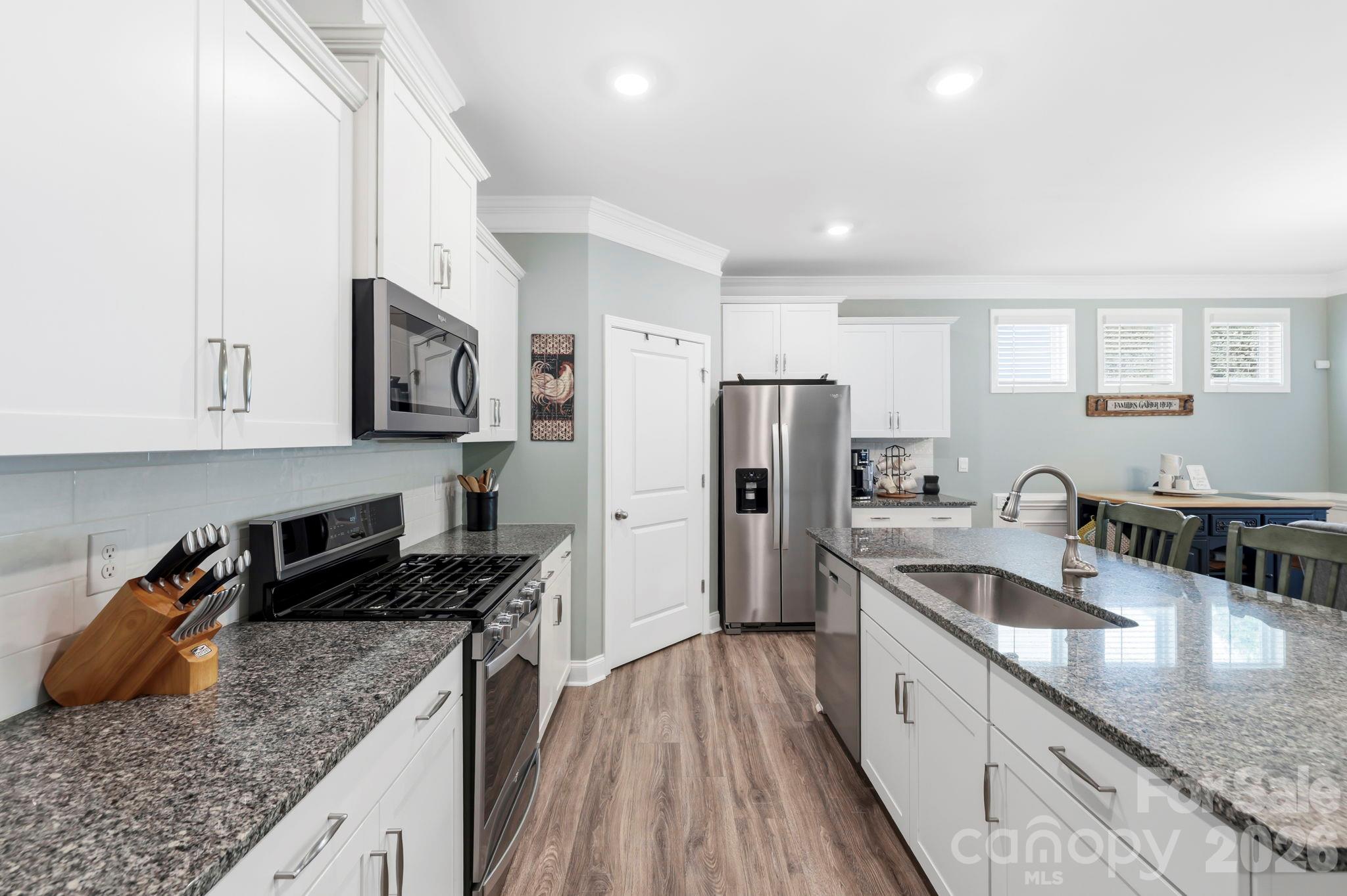 Beautiful spacious kitchen with granite counter tops - 451 Fox Cove Cove, Hendersonville