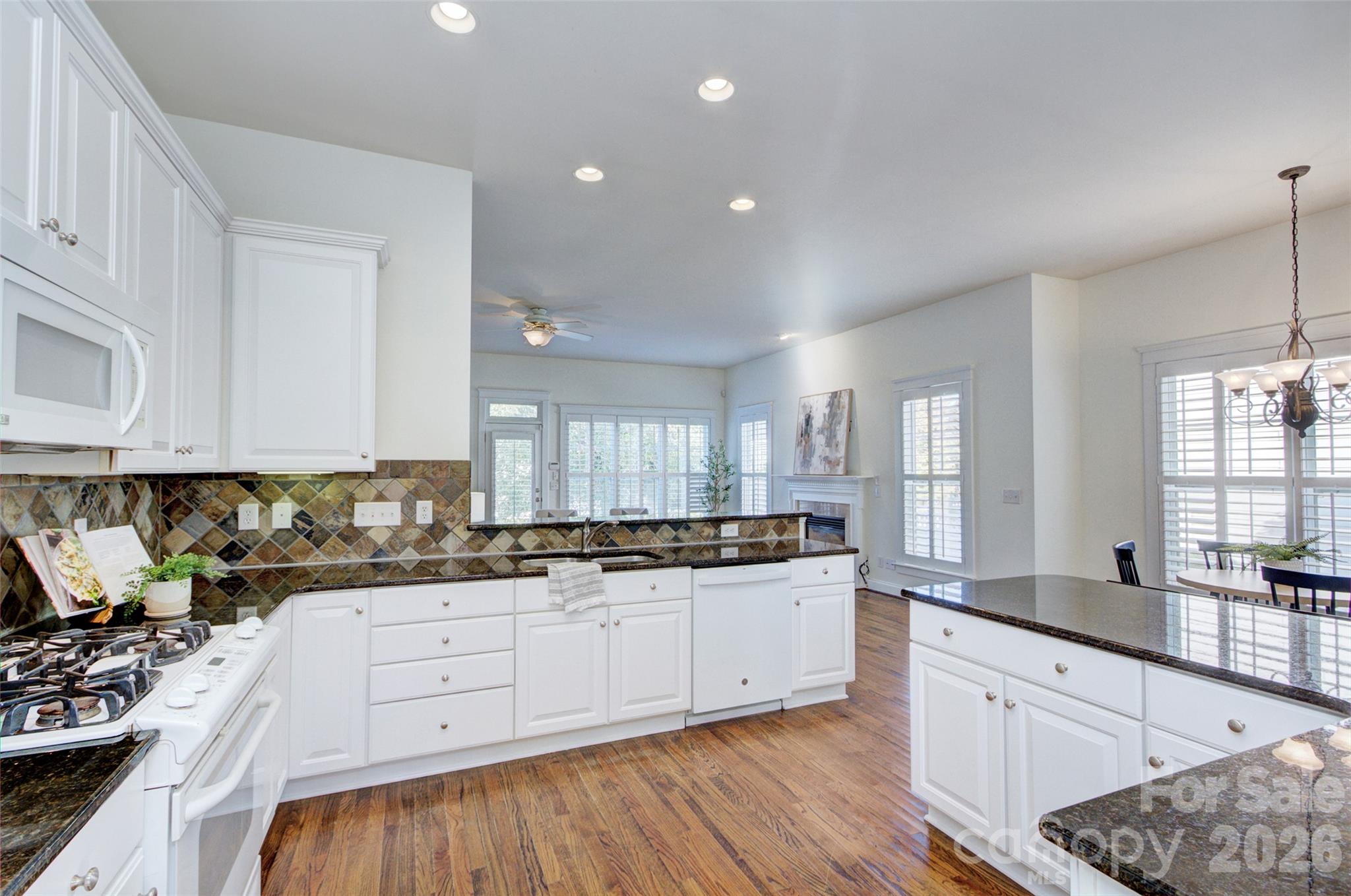 Lots of kitchen counters - 16418 Spruell Street, Huntersville