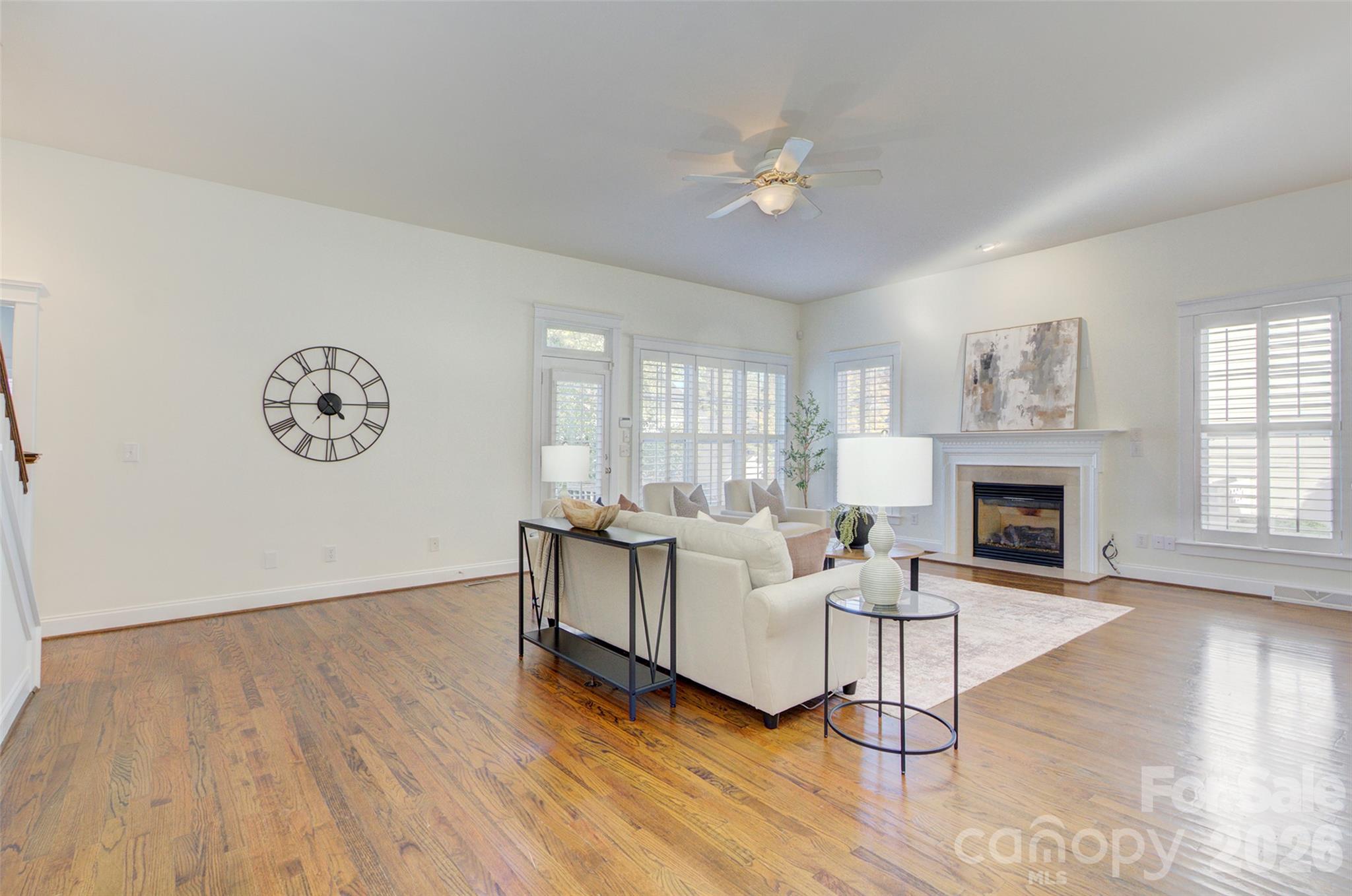 Beautiful living room. - 16418 Spruell Street, Huntersville