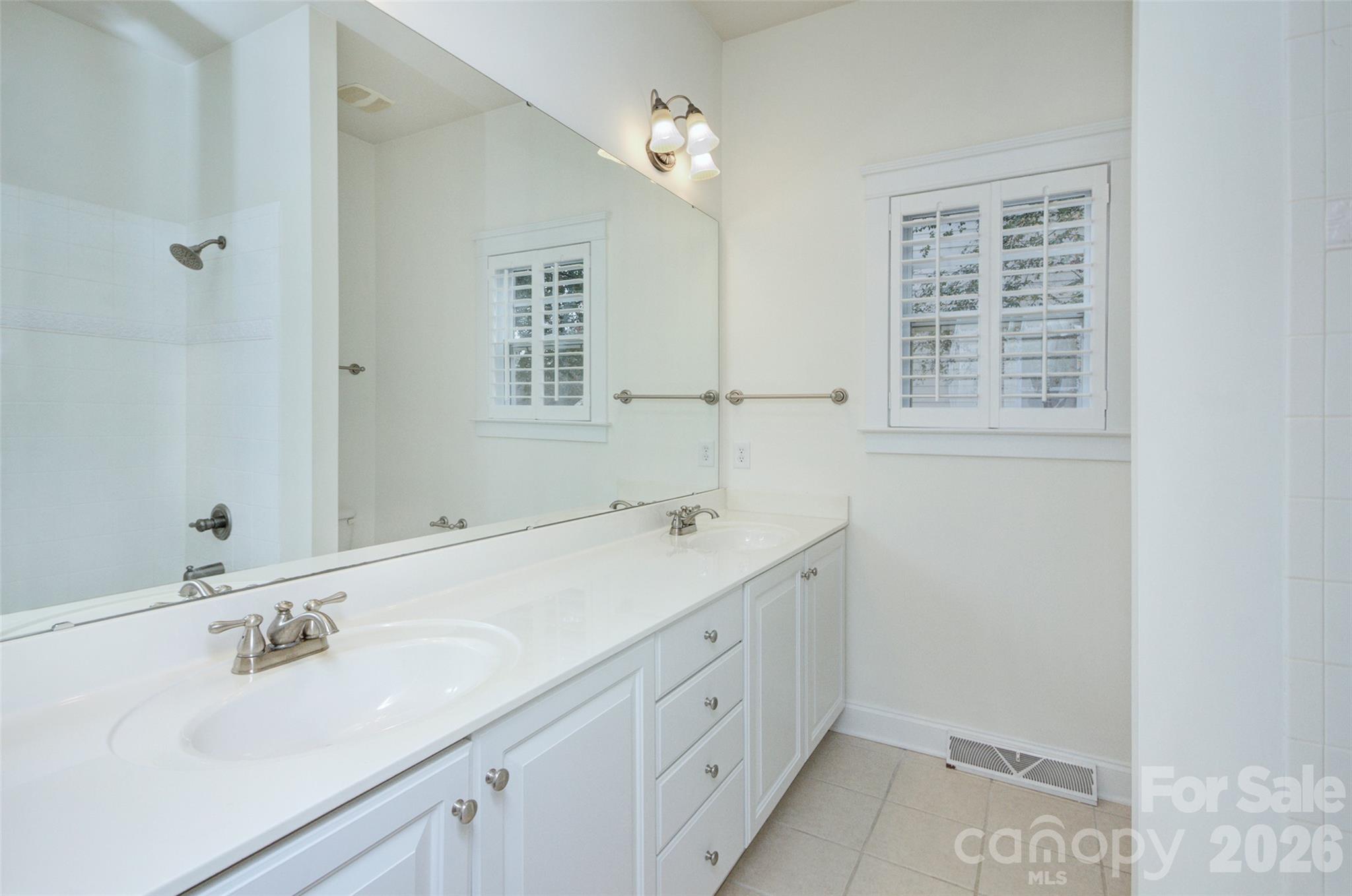 Secondary bathroom - 16418 Spruell Street, Huntersville